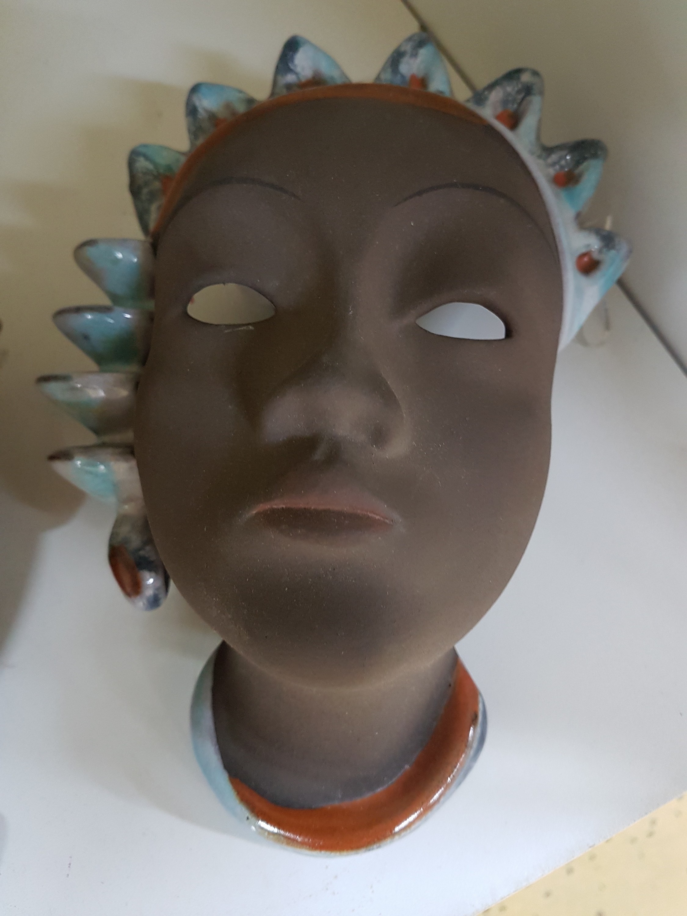 Detail a: 3 Wandmasken, Gertrud Woltershoff und Lore Friedrich-Gronau, Karlsruher Majolika, ungalsierter brauner Ton, Partien des Kopfschmuck farbig glasiert, ...