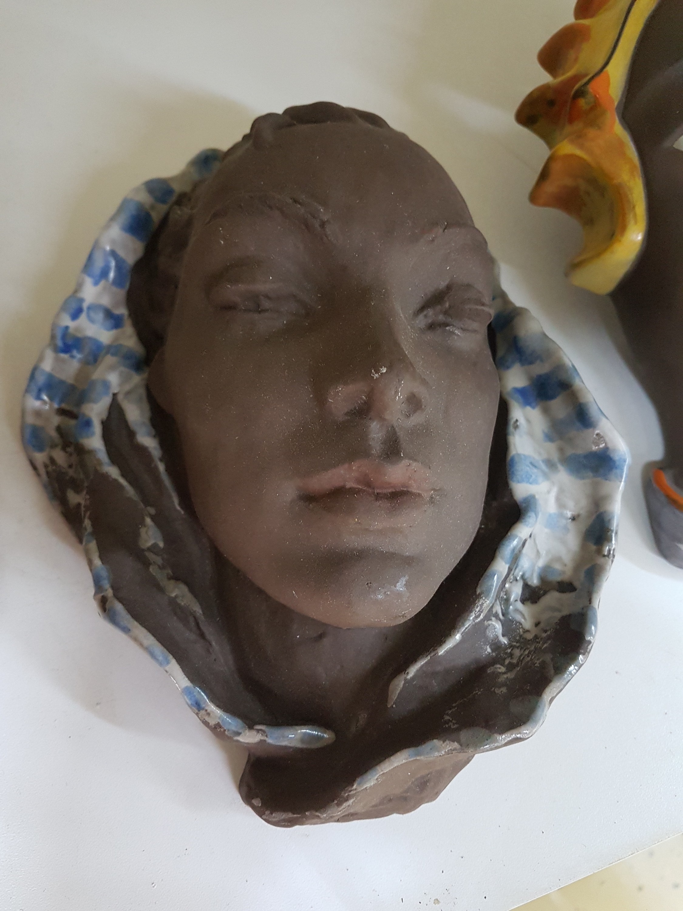 Detail c: 3 Wandmasken, Gertrud Woltershoff und Lore Friedrich-Gronau, Karlsruher Majolika, ungalsierter brauner Ton, Partien des Kopfschmuck farbig glasiert, ...