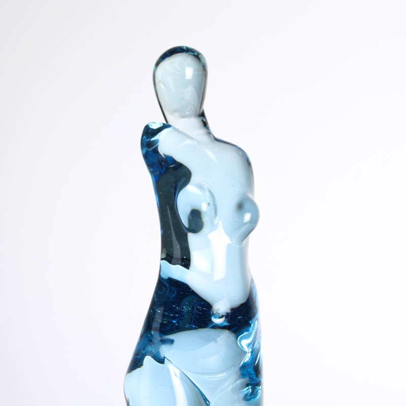 Detail f: Große Glasskulptur Frauentorso, Ermanno Nason für Cenedese, Murano, Italien, hellblau getöntes Glas, Frauentorso auf rundem Sockel, unsigniert, H. ...