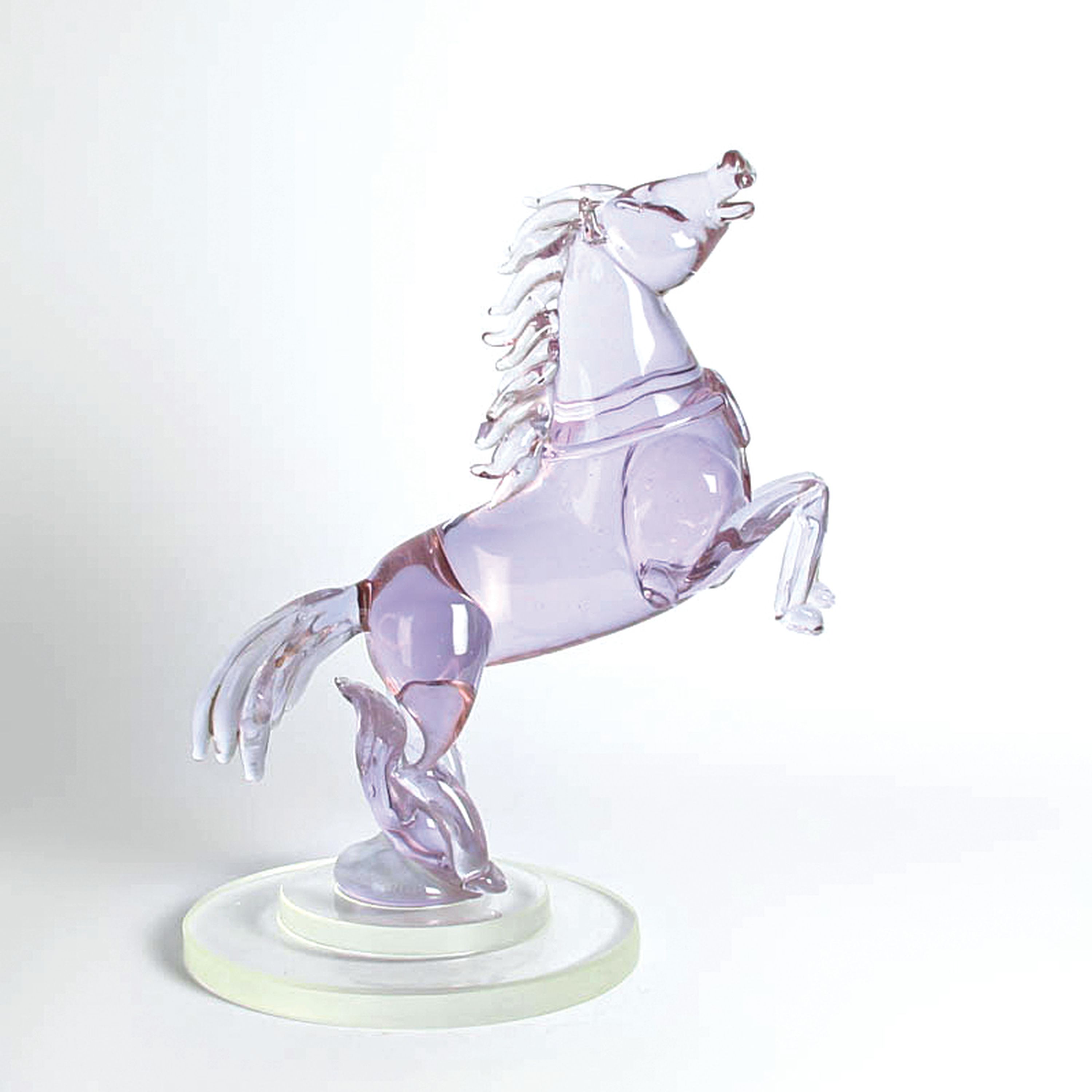 Glasskulptur Pferd, Ermanno Nason für Cenedese, Murano, Italien, Neodymium-Glas, aufsteigendes Pferd, auf rundem gestuften Sockel, H. 33 cm