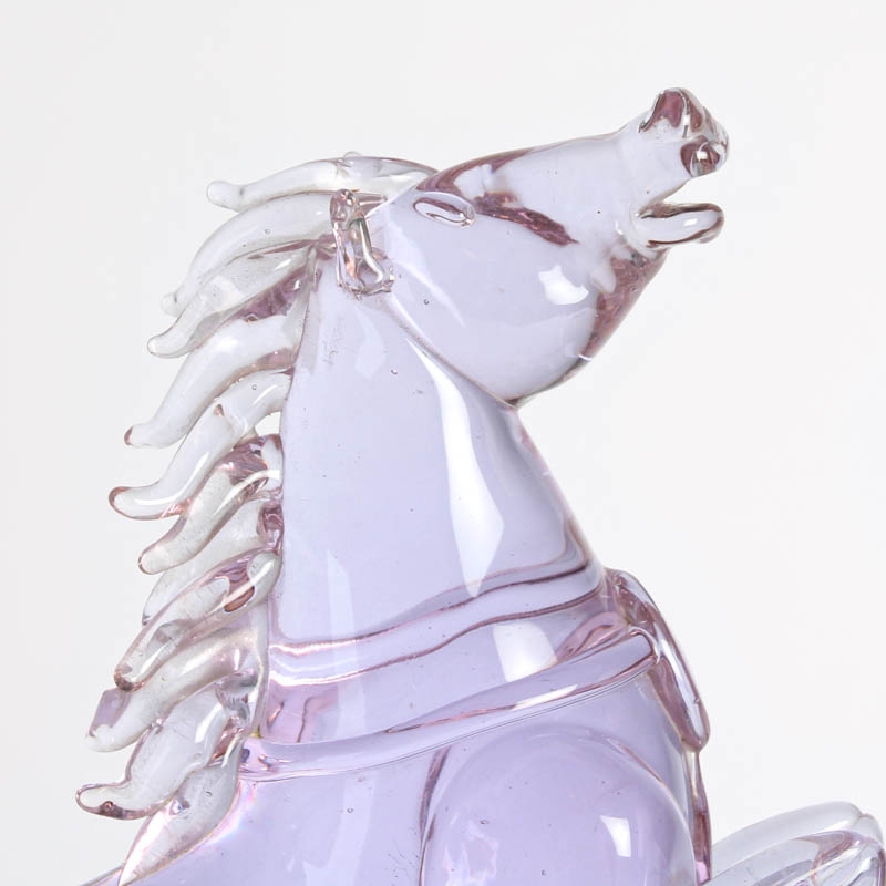 Detail a: Glasskulptur Pferd, Ermanno Nason für Cenedese, Murano, Italien, Neodymium-Glas, aufsteigendes Pferd, auf rundem gestuften Sockel, H. 33 cm