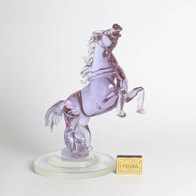 Detail b: Glasskulptur Pferd, Ermanno Nason für Cenedese, Murano, Italien, Neodymium-Glas, aufsteigendes Pferd, auf rundem gestuften Sockel, H. 33 cm