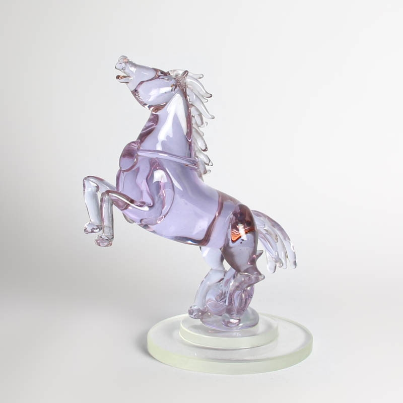 Detail c: Glasskulptur Pferd, Ermanno Nason für Cenedese, Murano, Italien, Neodymium-Glas, aufsteigendes Pferd, auf rundem gestuften Sockel, H. 33 cm
