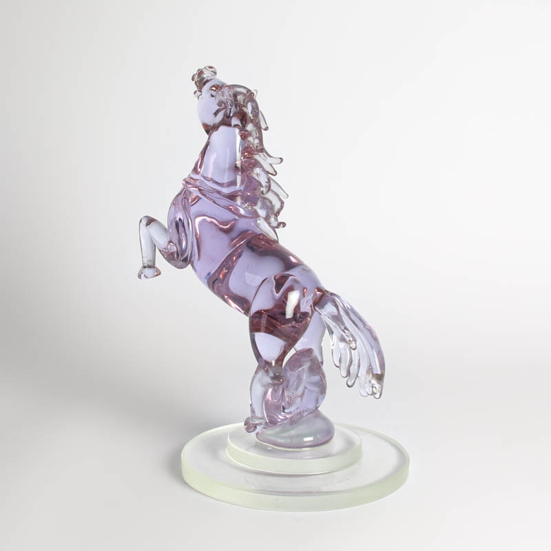Detail d: Glasskulptur Pferd, Ermanno Nason für Cenedese, Murano, Italien, Neodymium-Glas, aufsteigendes Pferd, auf rundem gestuften Sockel, H. 33 cm