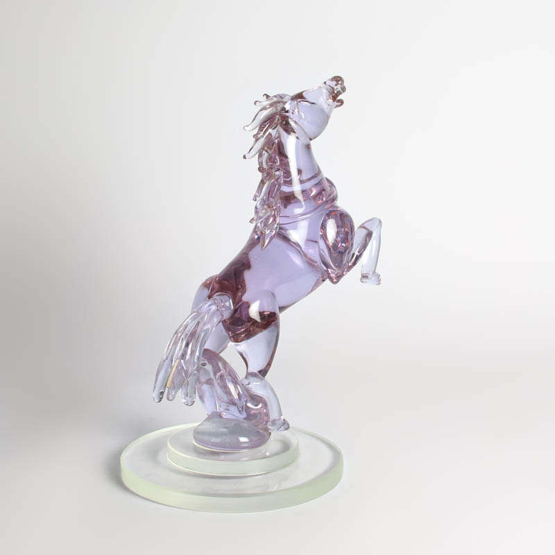 Detail e: Glasskulptur Pferd, Ermanno Nason für Cenedese, Murano, Italien, Neodymium-Glas, aufsteigendes Pferd, auf rundem gestuften Sockel, H. 33 cm