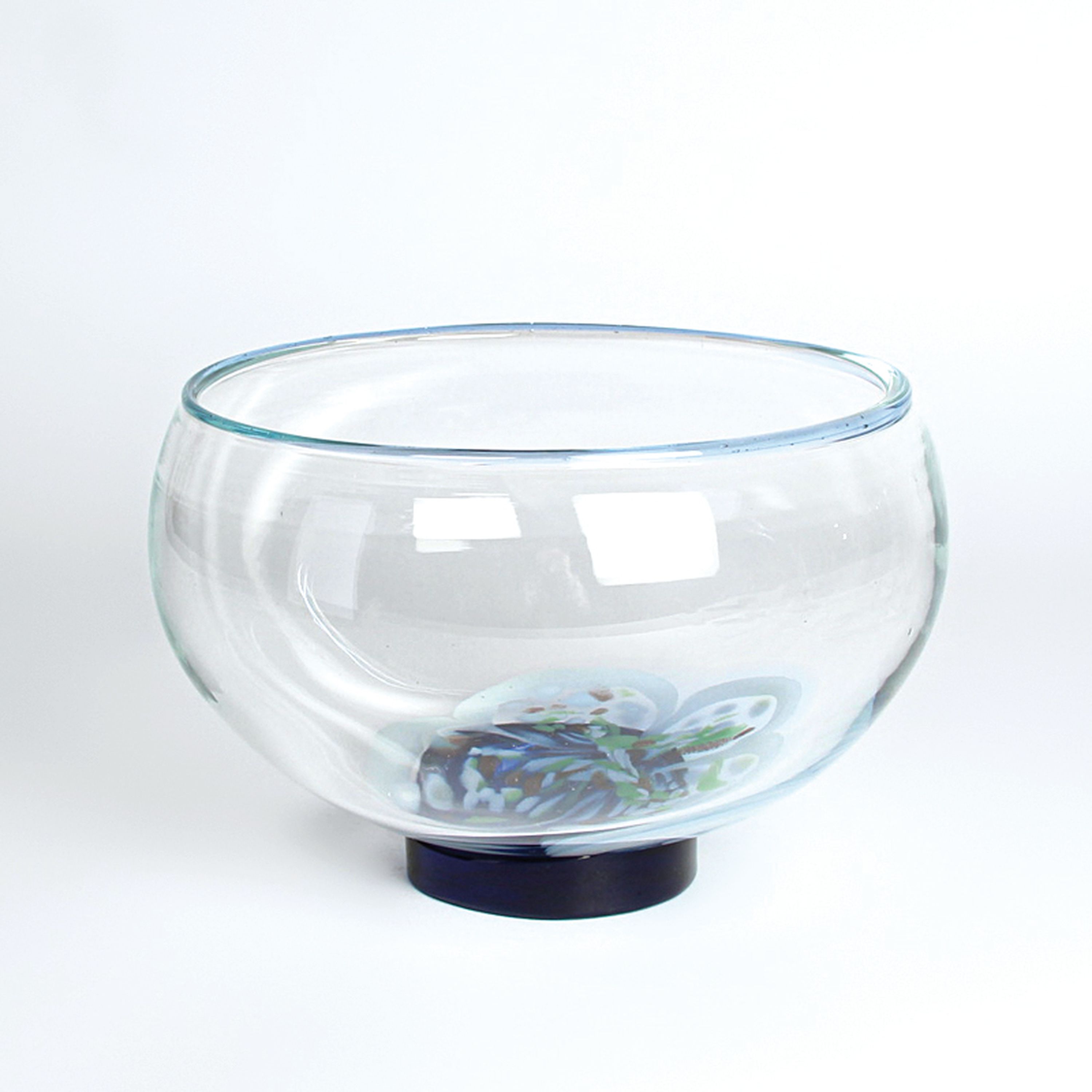 Glasschale, Murano, Italien, schwach hellblau getöntes Glas, im Boden blütenförmigeEinschmelzungen mit Goldstaub, blauer Sockel, 15x23 cm