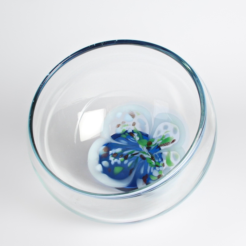 Detail a: Glasschale, Murano, Italien, schwach hellblau getöntes Glas, im Boden blütenförmigeEinschmelzungen mit Goldstaub, blauer Sockel, 15x23 cm