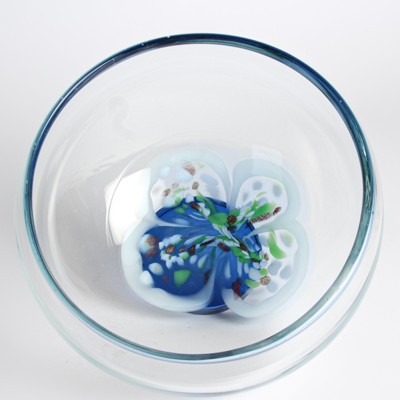 Detail b: Glasschale, Murano, Italien, schwach hellblau getöntes Glas, im Boden blütenförmigeEinschmelzungen mit Goldstaub, blauer Sockel, 15x23 cm