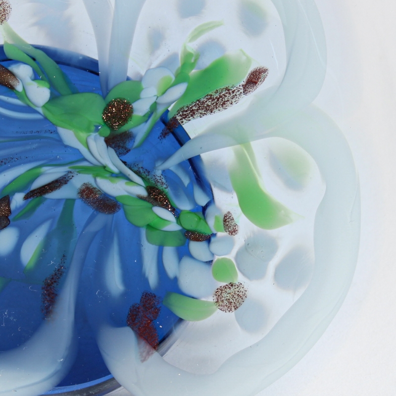 Detail c: Glasschale, Murano, Italien, schwach hellblau getöntes Glas, im Boden blütenförmigeEinschmelzungen mit Goldstaub, blauer Sockel, 15x23 cm