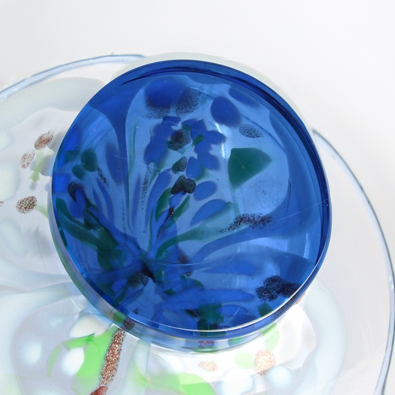 Detail d: Glasschale, Murano, Italien, schwach hellblau getöntes Glas, im Boden blütenförmigeEinschmelzungen mit Goldstaub, blauer Sockel, 15x23 cm
