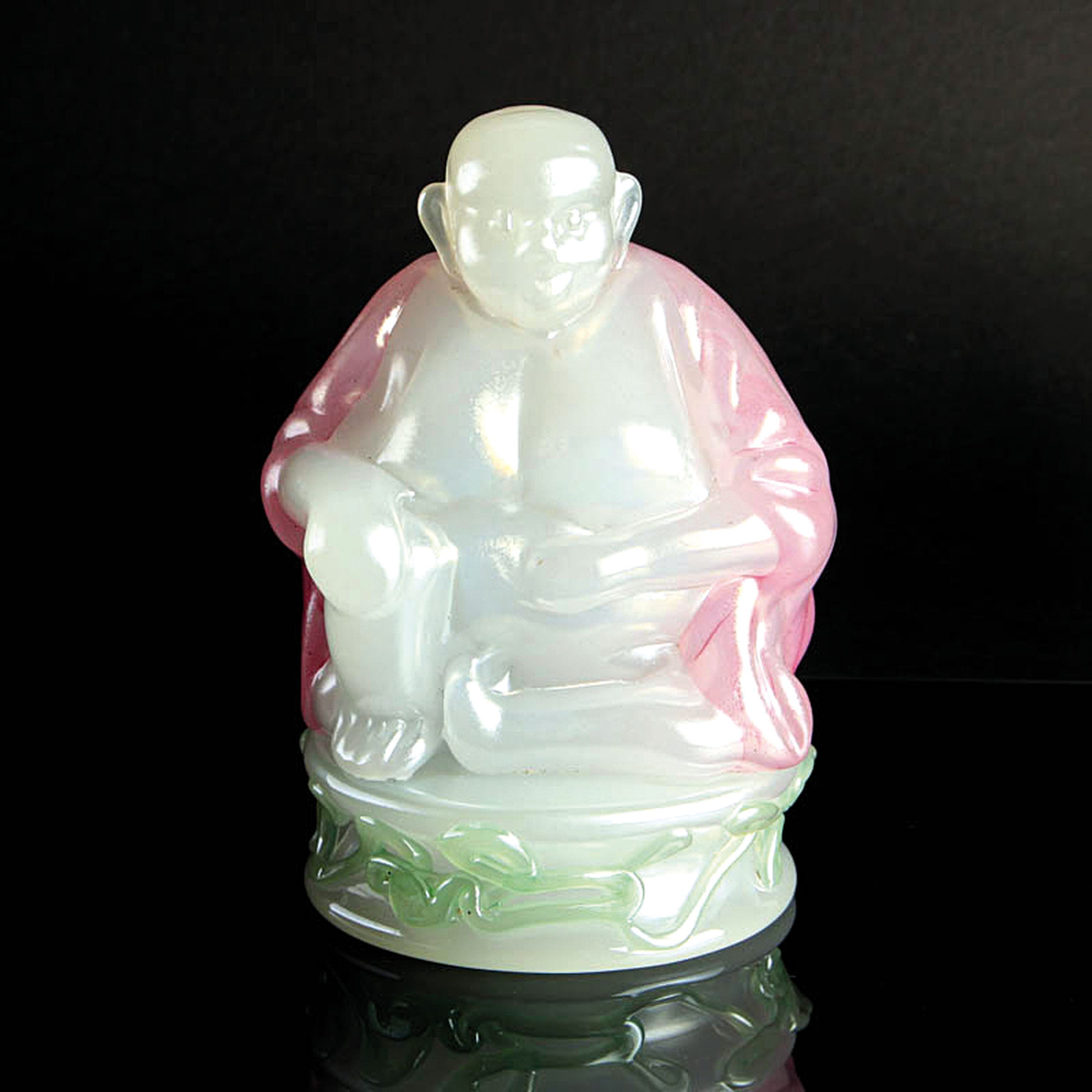 Glasskulptur Buddha, Murano, Italien, 2.Hälfte20.Jh., opak weißes Glas, grüne und rosafarbene Aufschmelzungen, sitzender Buddha auf Sockel, ...