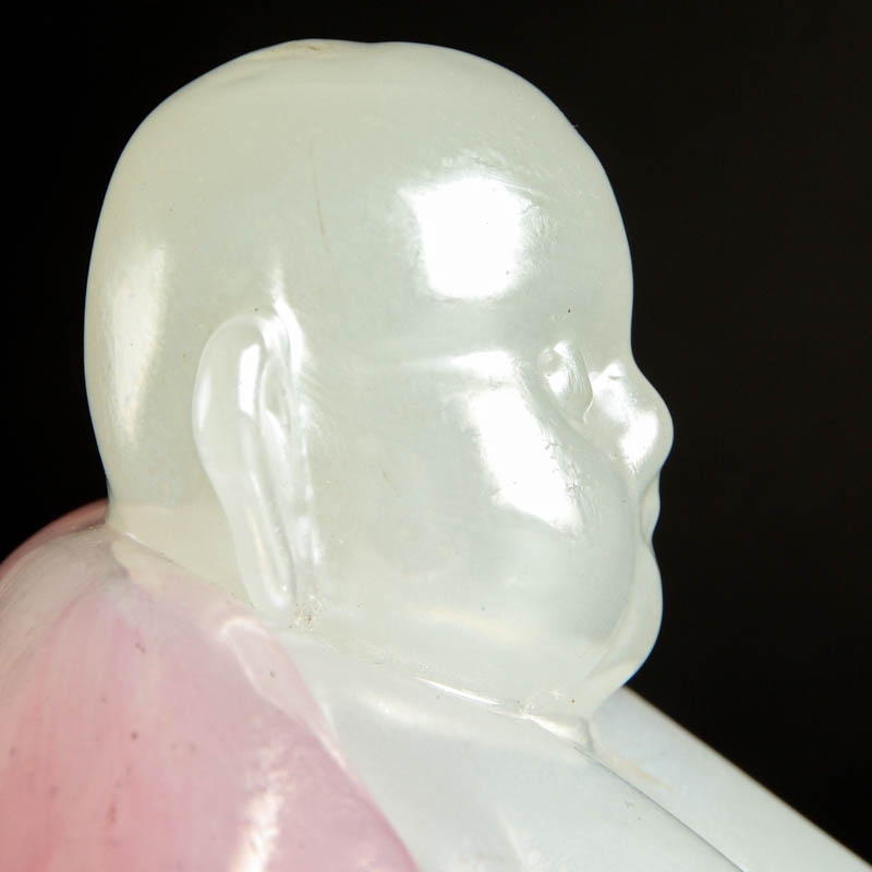 Detail d: Glasskulptur Buddha, Murano, Italien, 2.Hälfte20.Jh., opak weißes Glas, grüne und rosafarbene Aufschmelzungen, sitzender Buddha auf Sockel, ...
