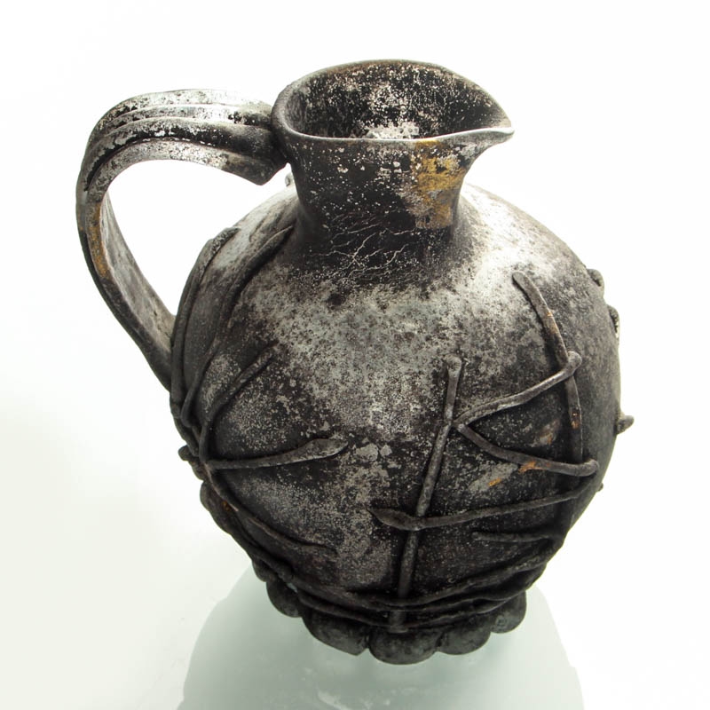 Detail b: Vetro a scavo-Henkelkanne, Ermanno Nason für Cenedese, Murano, Italien, farbloses Glas, matte und aufgerauhte Oberfläche in Vetro a scavo-Technik, ...