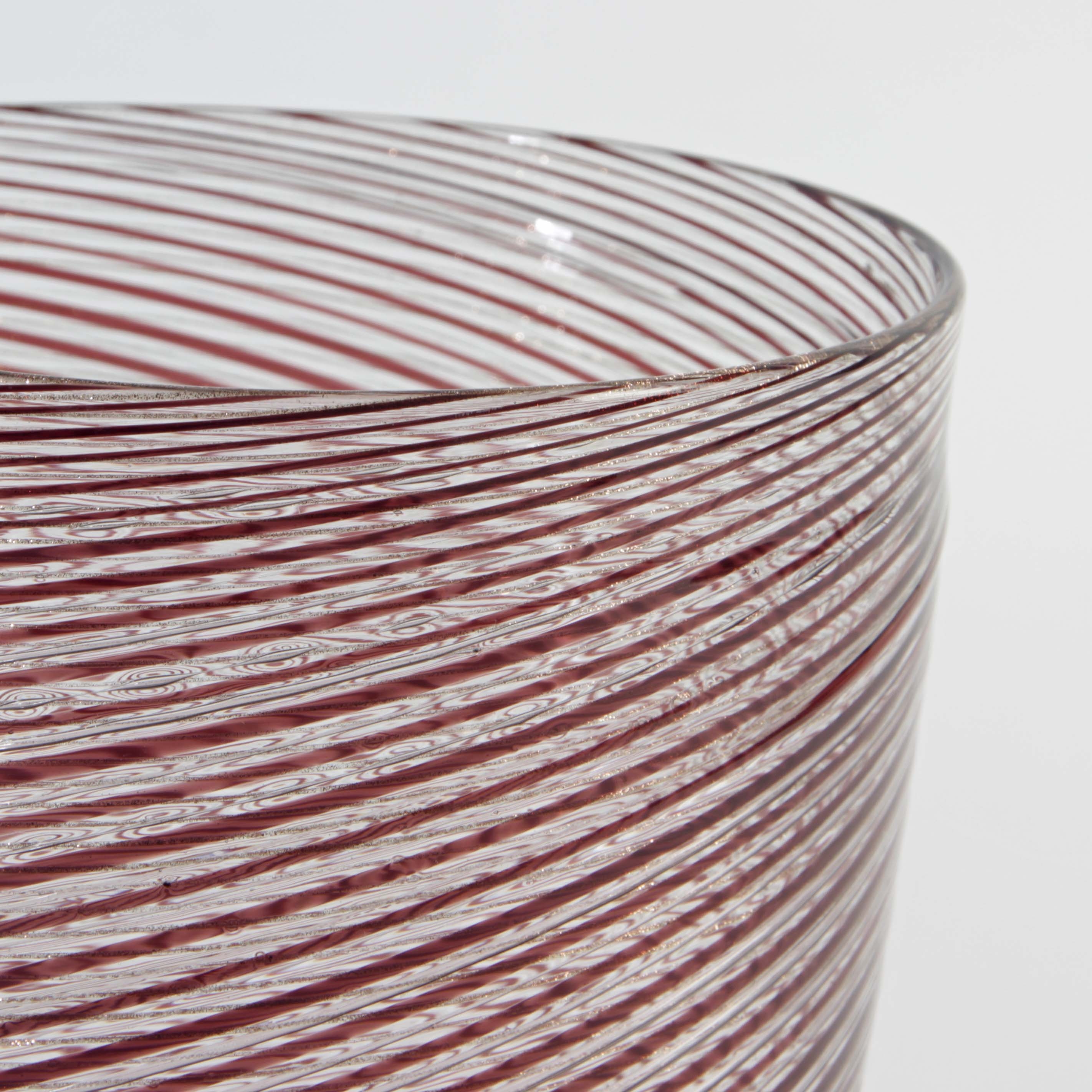 Detail b: A Canne-Glasvase, Murano, Italien, 1950/60er -Jahre, farbloses Glas, kupferfarbene Glasfäden in a Canne-Technik, dagegen verschobene Fäden in ...