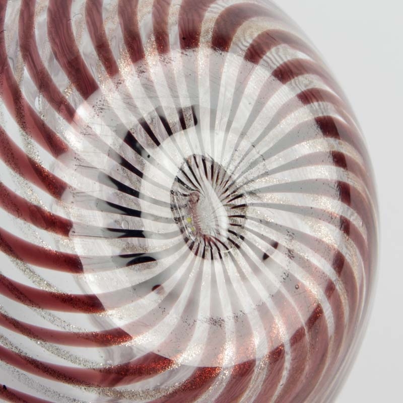 Detail e: A Canne-Glasvase, Murano, Italien, 1950/60er -Jahre, farbloses Glas, kupferfarbene Glasfäden in a Canne-Technik, dagegen verschobene Fäden in ...