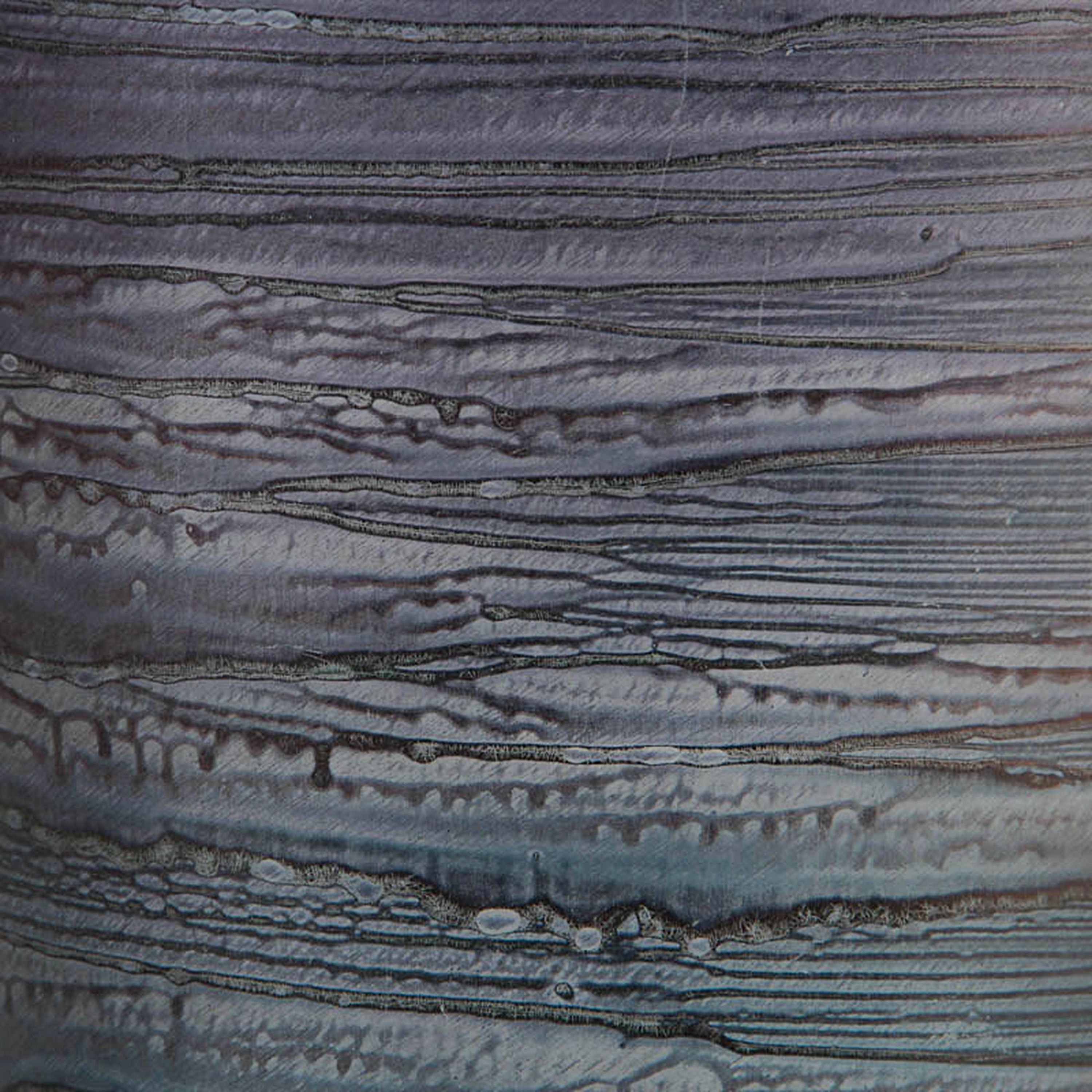 Detail a: Ziervase, Isgard Moje-Wohlgemuth (geb. 1941), 1977, farbloses Glas, grau-violetter Fadendekor z.T. verlaufend, mattiert, am Boden signiert und ...