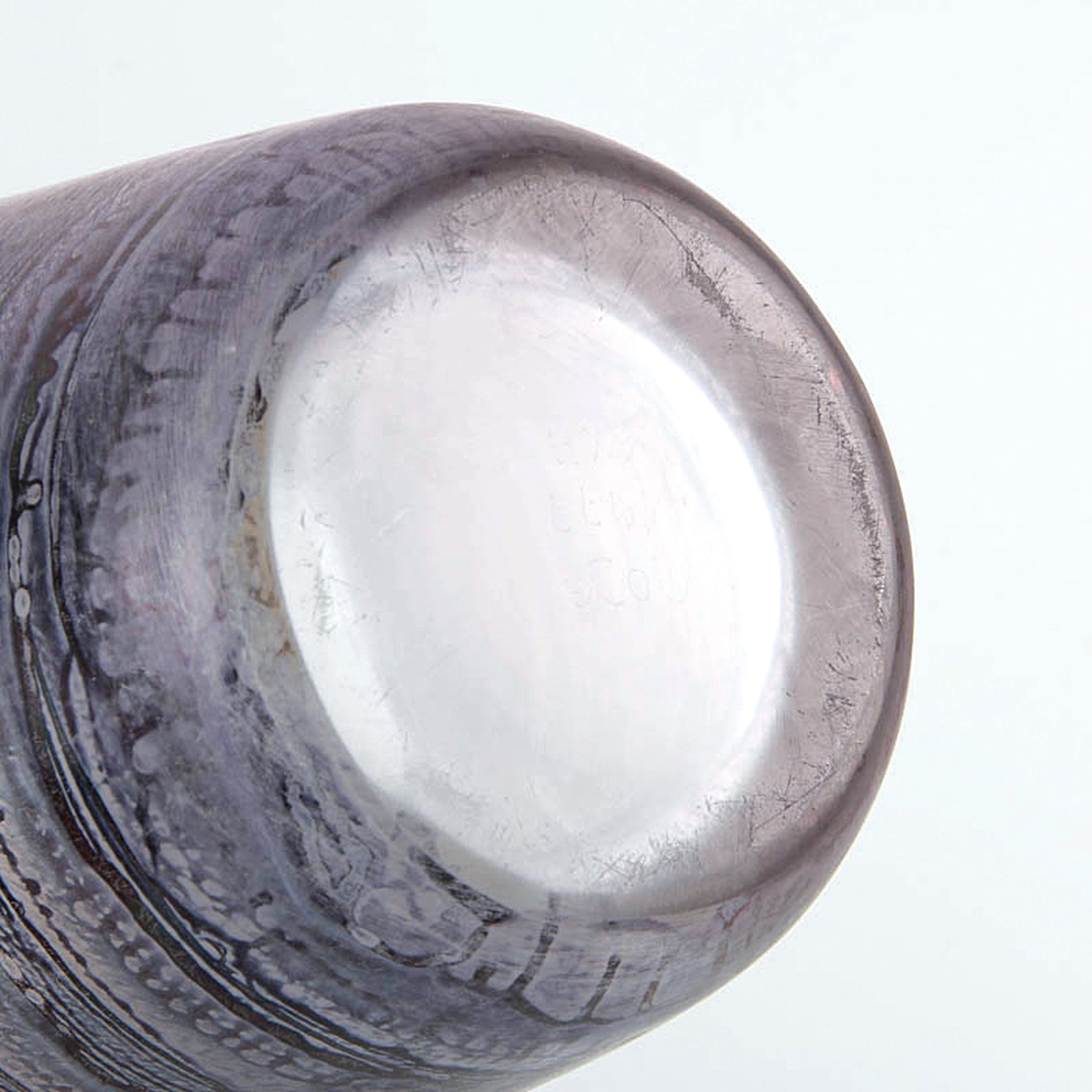 Detail c: Ziervase, Isgard Moje-Wohlgemuth (geb. 1941), 1977, farbloses Glas, grau-violetter Fadendekor z.T. verlaufend, mattiert, am Boden signiert und ...