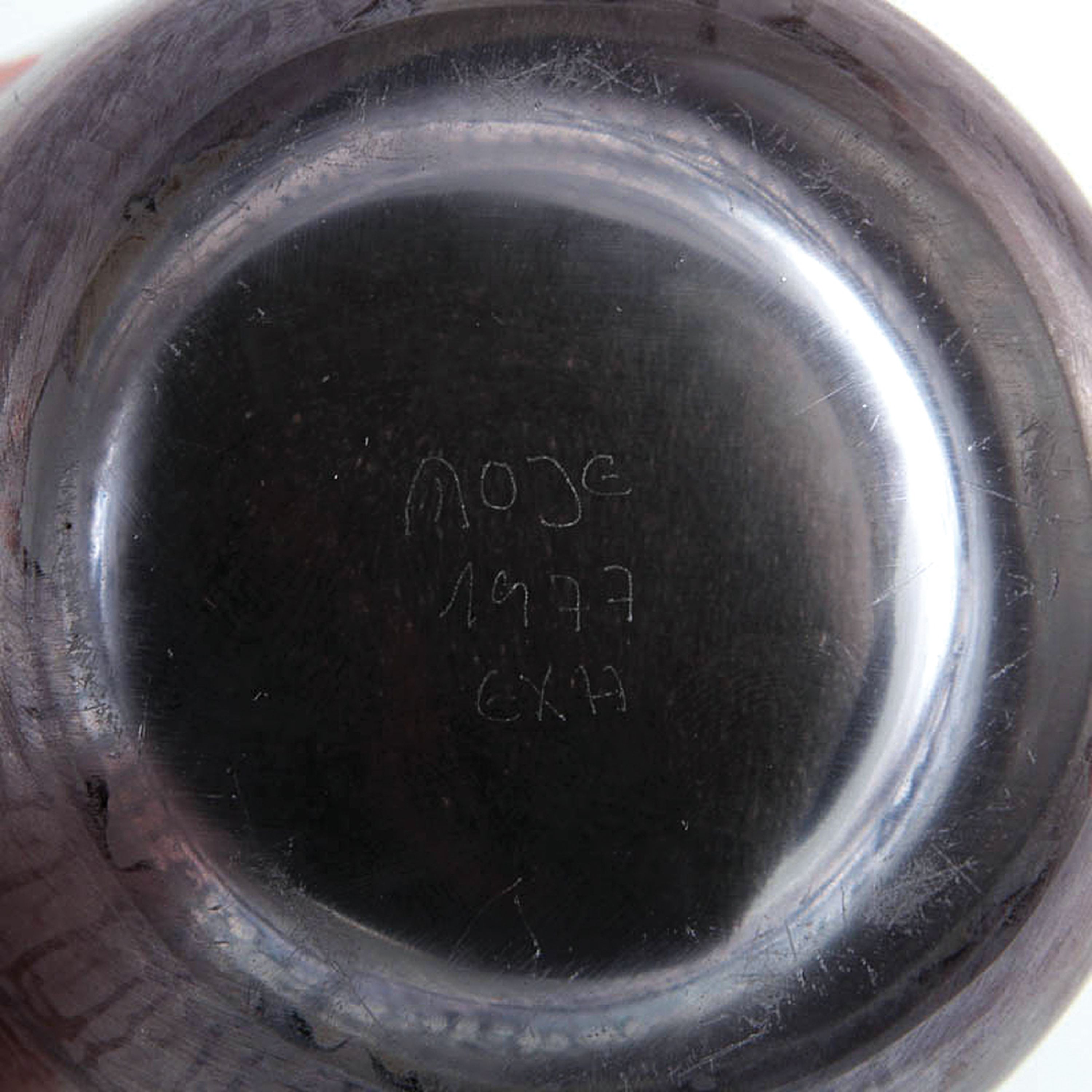 Detail d: Ziervase, Isgard Moje-Wohlgemuth (geb. 1941), 1977, farbloses Glas, grau-violetter Fadendekor z.T. verlaufend, mattiert, am Boden signiert und ...