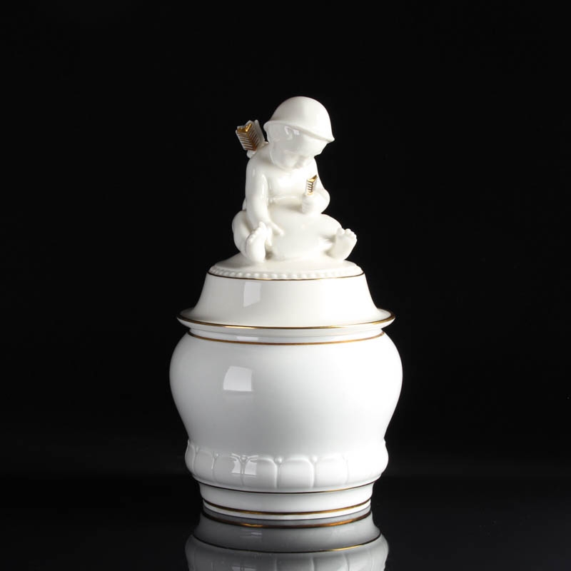 Deckelvase, Hutschenreuther, Kunstabteilung Selb, 1920/30er-Jahre, Weißporzellan, Goldstaffage, Deckelbekrönung mit Amorette, H.24 cm
