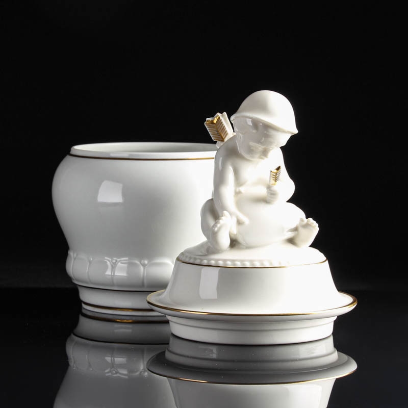 Detail a: Deckelvase, Hutschenreuther, Kunstabteilung Selb, 1920/30er-Jahre, Weißporzellan, Goldstaffage, Deckelbekrönung mit Amorette, H.24 cm