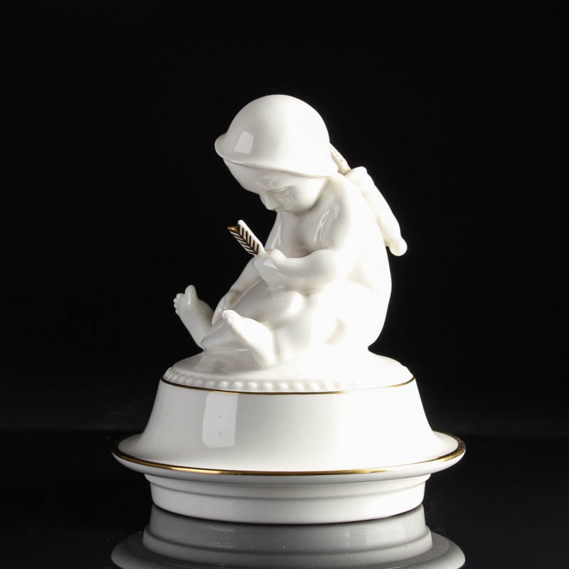 Detail b: Deckelvase, Hutschenreuther, Kunstabteilung Selb, 1920/30er-Jahre, Weißporzellan, Goldstaffage, Deckelbekrönung mit Amorette, H.24 cm