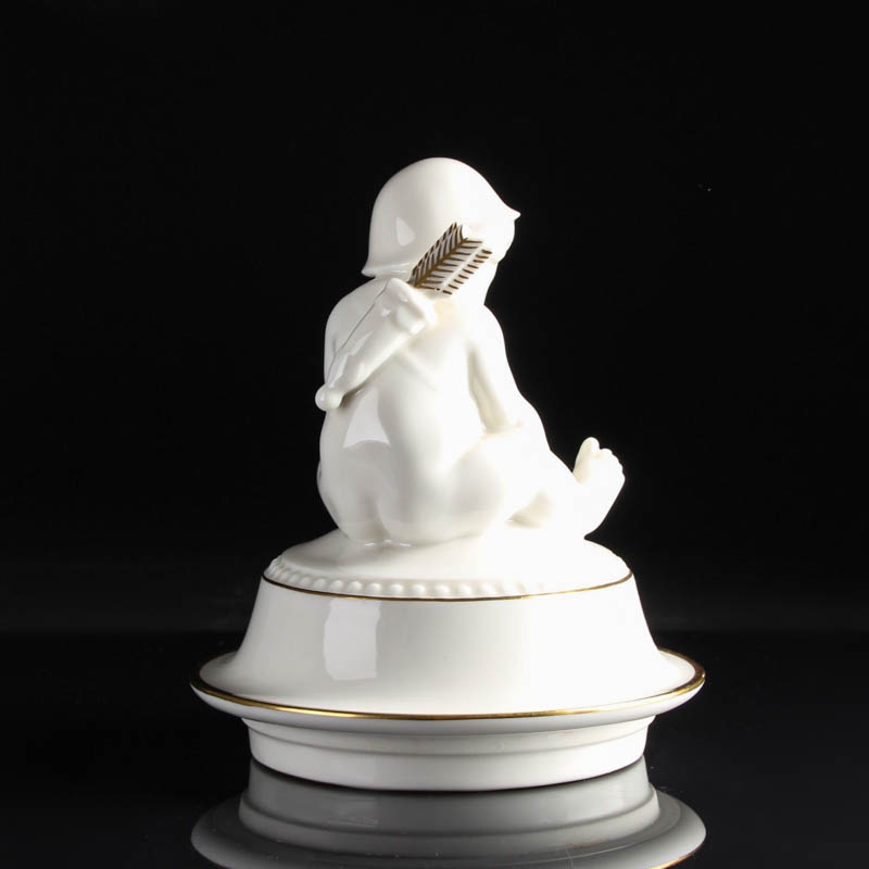 Detail c: Deckelvase, Hutschenreuther, Kunstabteilung Selb, 1920/30er-Jahre, Weißporzellan, Goldstaffage, Deckelbekrönung mit Amorette, H.24 cm