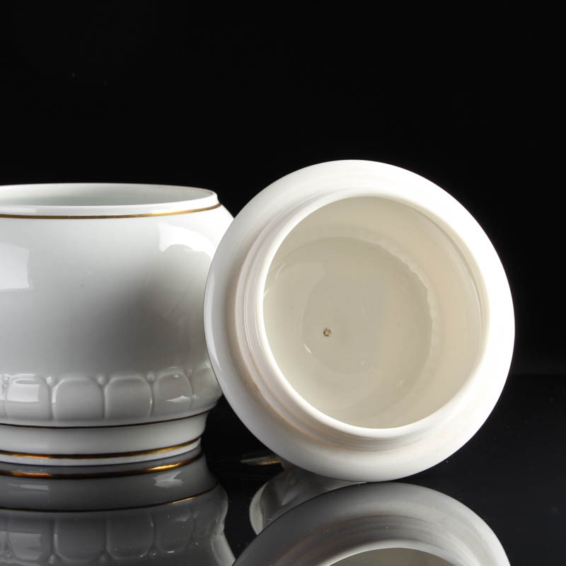 Detail d: Deckelvase, Hutschenreuther, Kunstabteilung Selb, 1920/30er-Jahre, Weißporzellan, Goldstaffage, Deckelbekrönung mit Amorette, H.24 cm