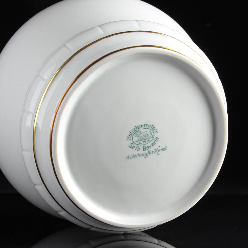 Detail e: Deckelvase, Hutschenreuther, Kunstabteilung Selb, 1920/30er-Jahre, Weißporzellan, Goldstaffage, Deckelbekrönung mit Amorette, H.24 cm
