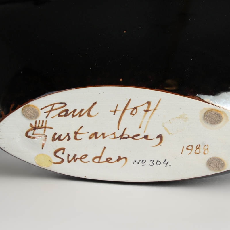 Detail a: Blattschale, Paul Hoff (geb. 1945), Gustavsberg, Schweden, 1988, Keramik, braun glasiert, Schale in Form eines gefalteten Blattes, Nr. 304, am Boden ...