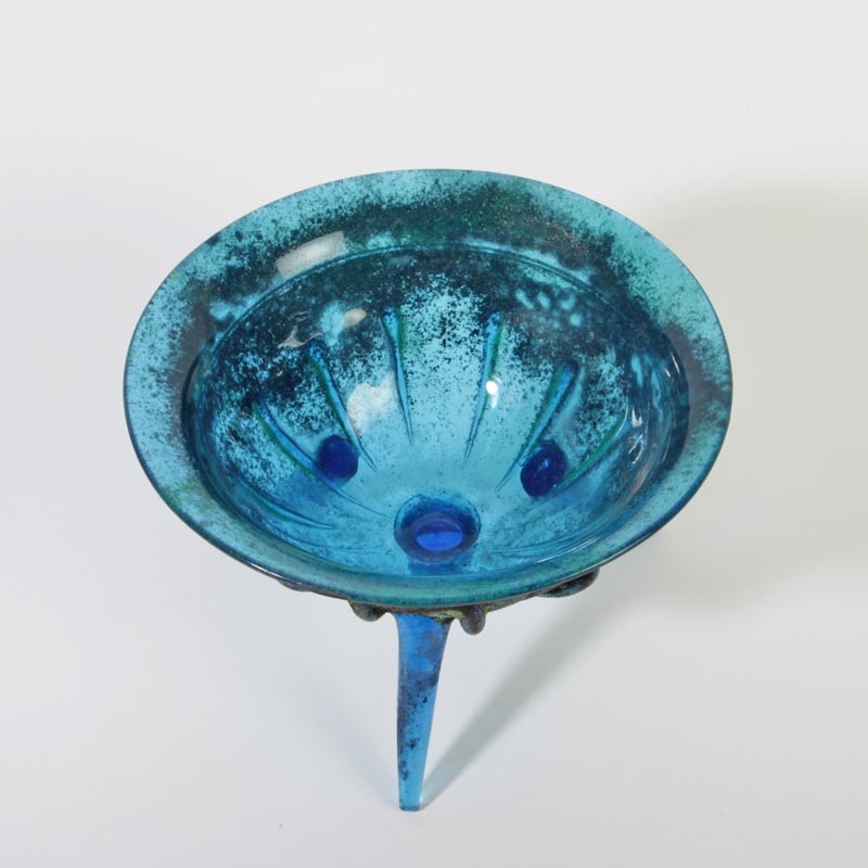 Detail b: Schale nach antikem Vorbild, Ermanno Nason für Cenedese, Murano, Italien, petrolblaues Glas, aufgerauhte Oberfläche in Vetro a scavo-Technik, drei ...