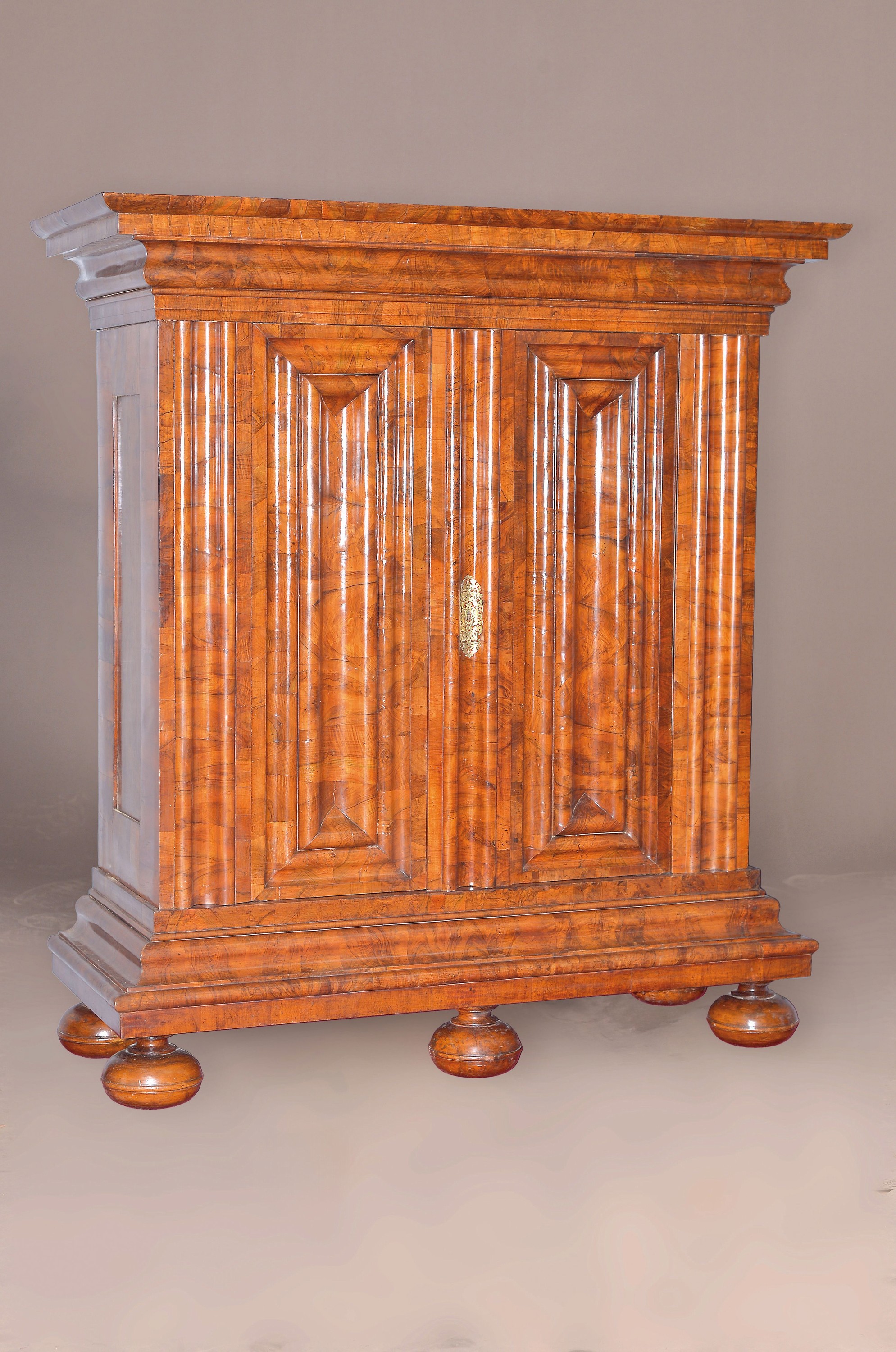 Frankfurter Wellenschrank, um 1720/30, Nußbaumfurnier, weit ausladendes Gesims und Sockel, in schöner Patina, orig. Zustand, vollständig rest., ...