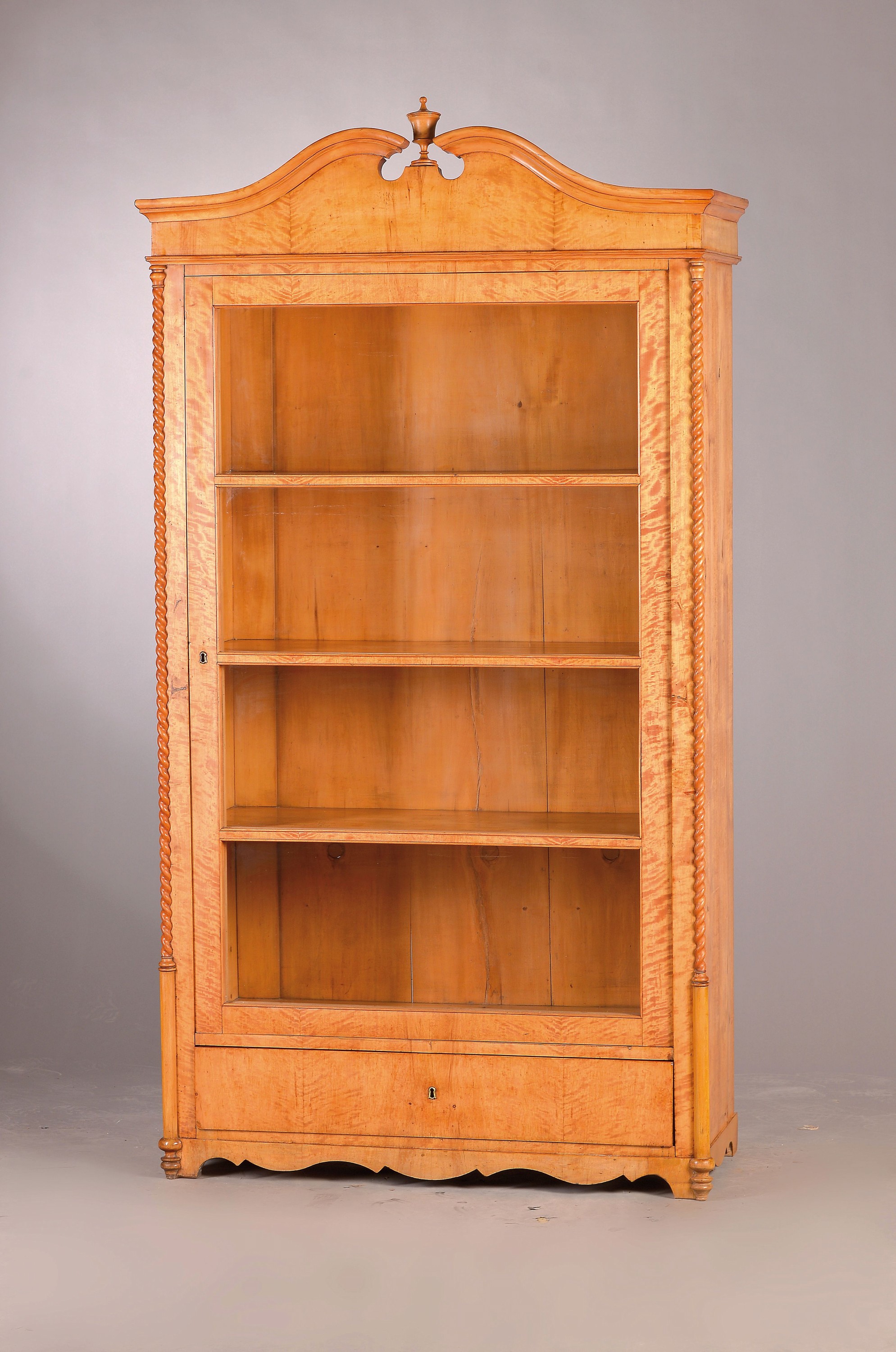 Vitrine, Biedermeier, norddeutsch, 1830/40, Birkenfurnier, Front mit einer Tür, verglast mit orig. gewalztem Glas, eine Sockelschublade, in schöner ...