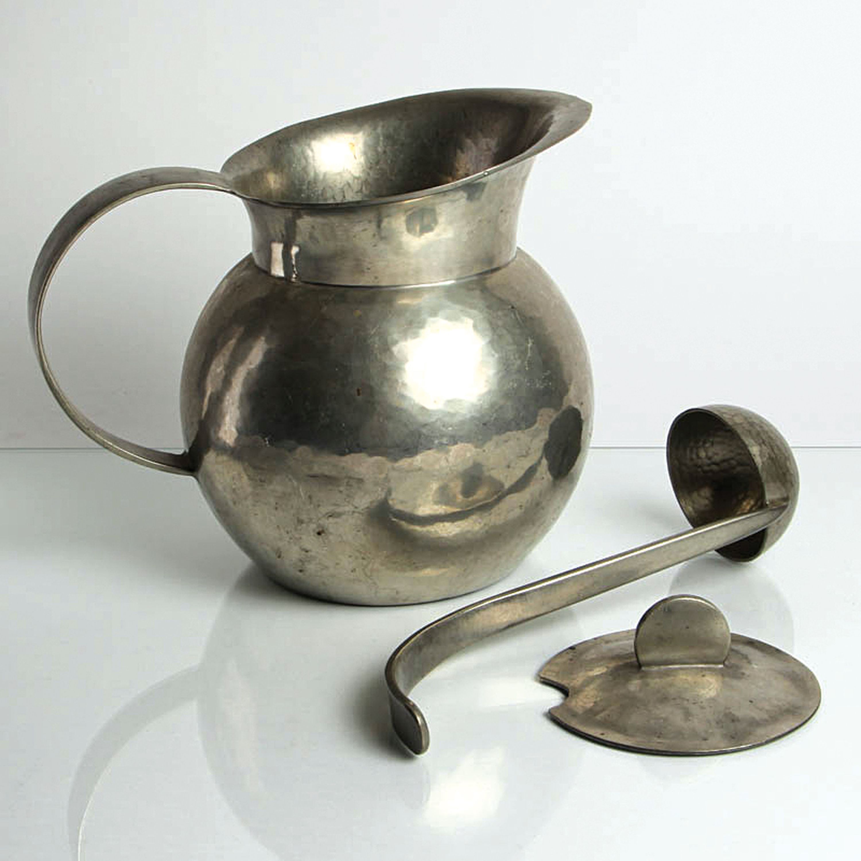 Detail a: Bowlekanne mit Deckel und Schöpfkelle, Karl Raichle Meersburg, um 1935, Zinn in Treibarbeit, Bodenmarke, H. ca. 22cm, L. der Kelle ca. 29cm