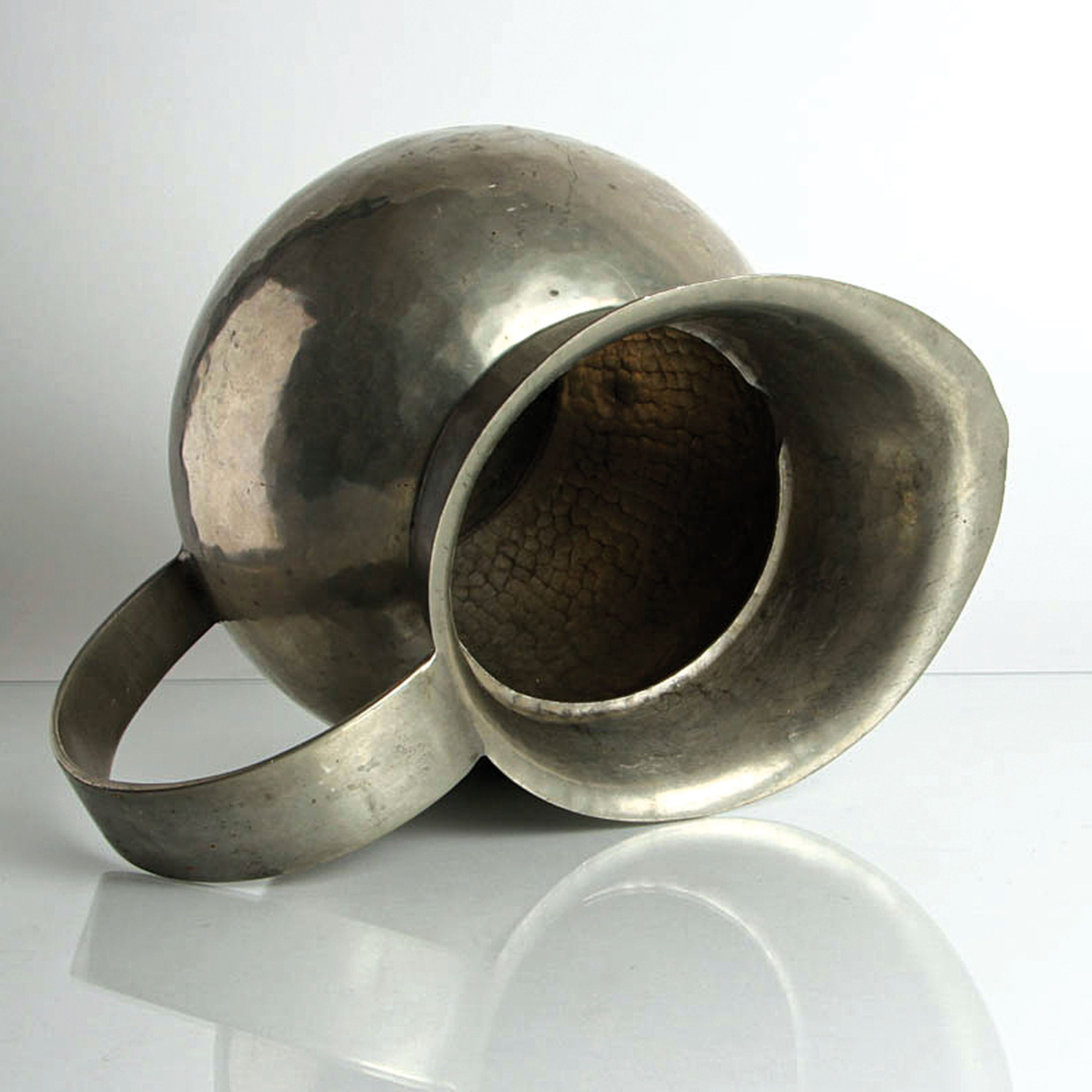 Detail b: Bowlekanne mit Deckel und Schöpfkelle, Karl Raichle Meersburg, um 1935, Zinn in Treibarbeit, Bodenmarke, H. ca. 22cm, L. der Kelle ca. 29cm
