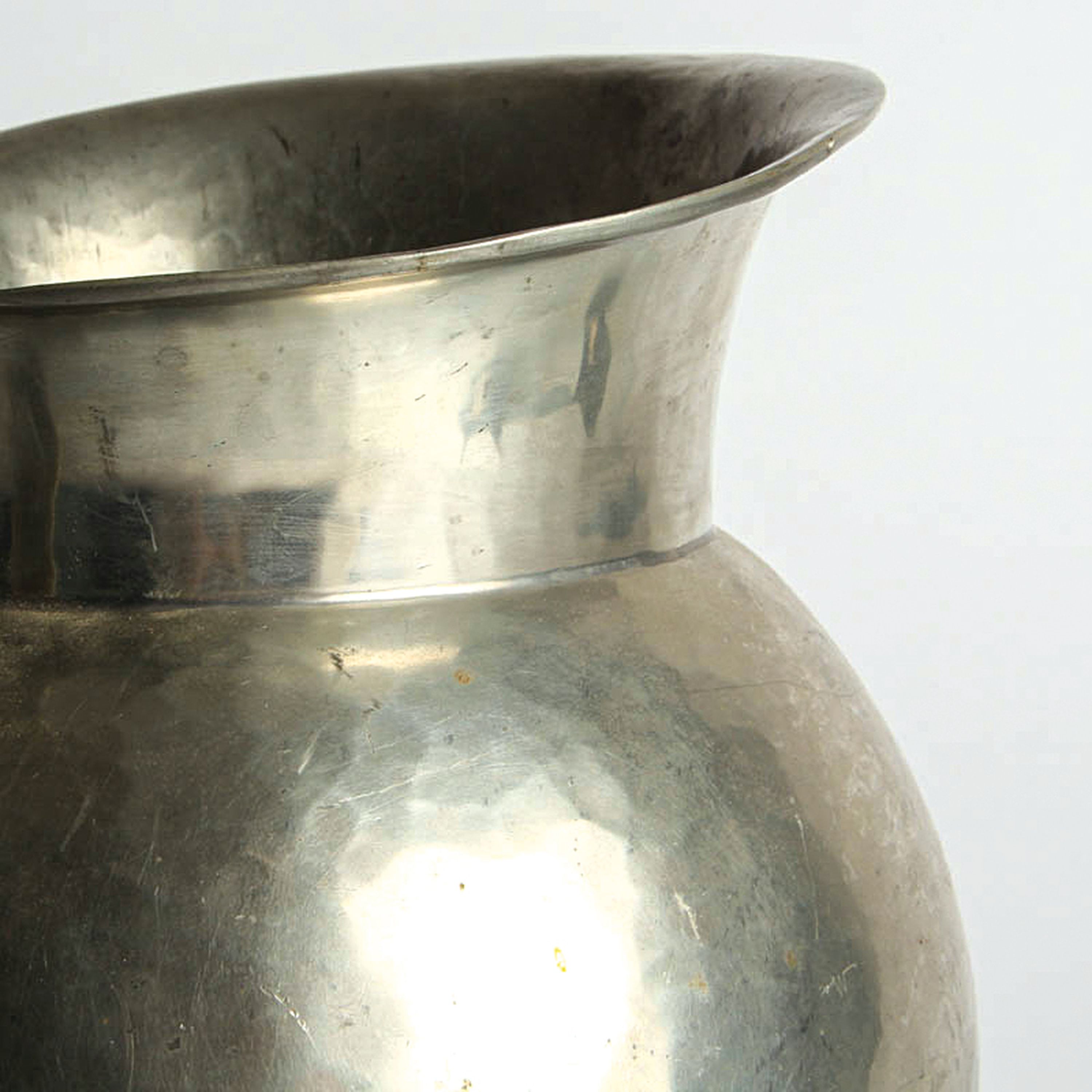 Detail c: Bowlekanne mit Deckel und Schöpfkelle, Karl Raichle Meersburg, um 1935, Zinn in Treibarbeit, Bodenmarke, H. ca. 22cm, L. der Kelle ca. 29cm