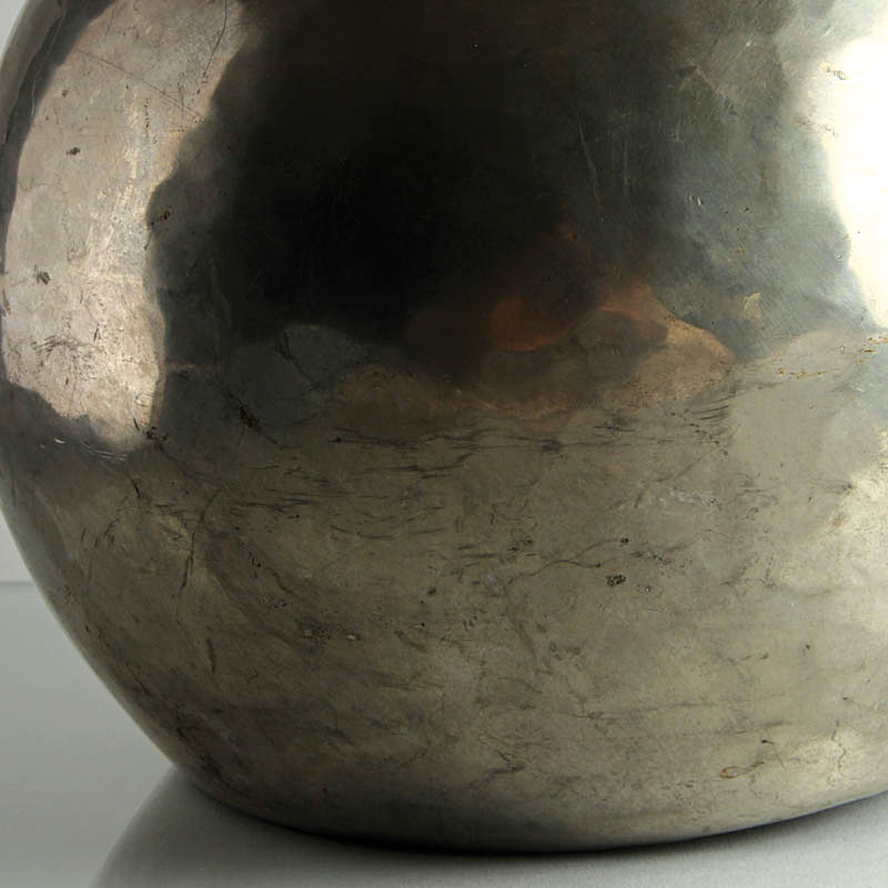 Detail d: Bowlekanne mit Deckel und Schöpfkelle, Karl Raichle Meersburg, um 1935, Zinn in Treibarbeit, Bodenmarke, H. ca. 22cm, L. der Kelle ca. 29cm