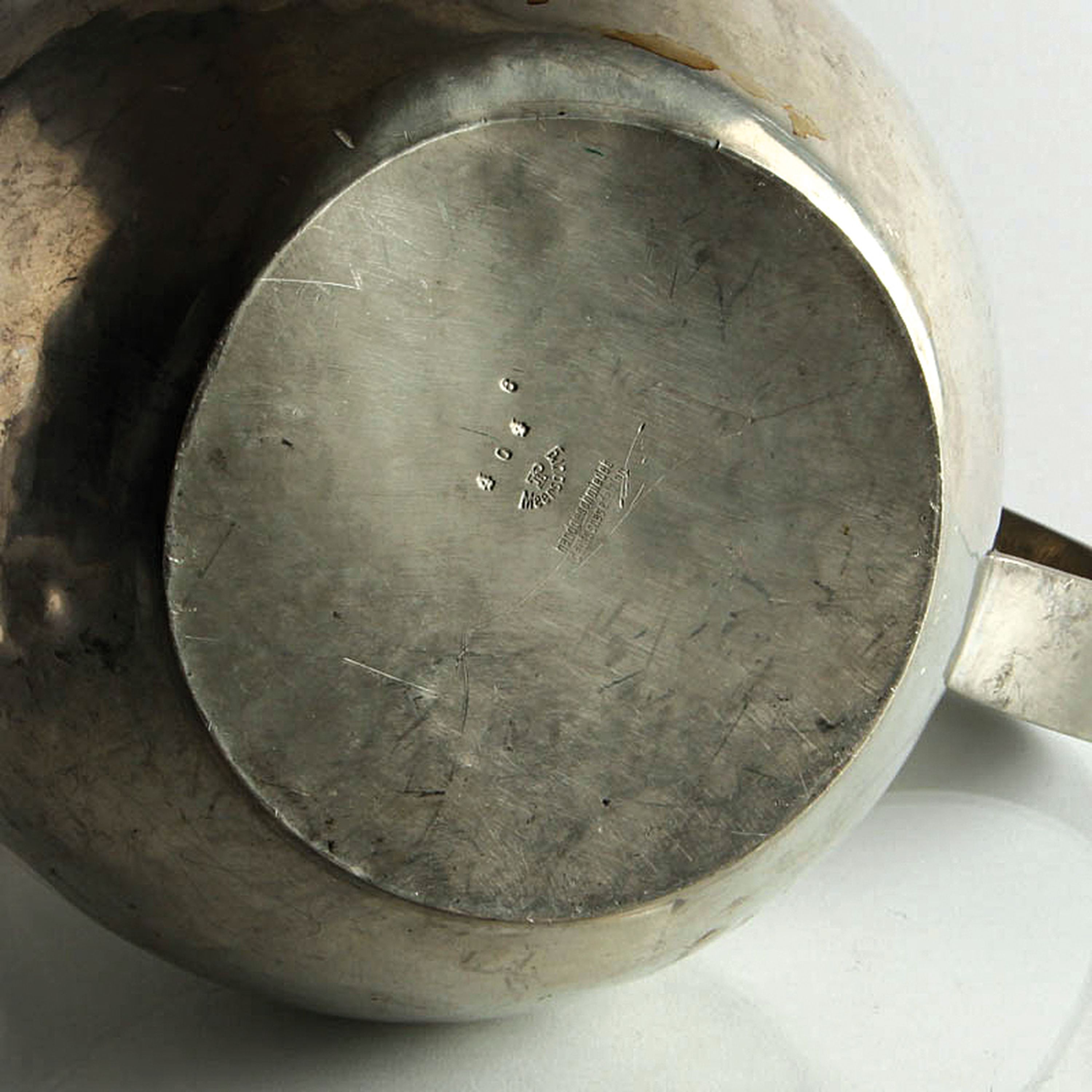 Detail e: Bowlekanne mit Deckel und Schöpfkelle, Karl Raichle Meersburg, um 1935, Zinn in Treibarbeit, Bodenmarke, H. ca. 22cm, L. der Kelle ca. 29cm