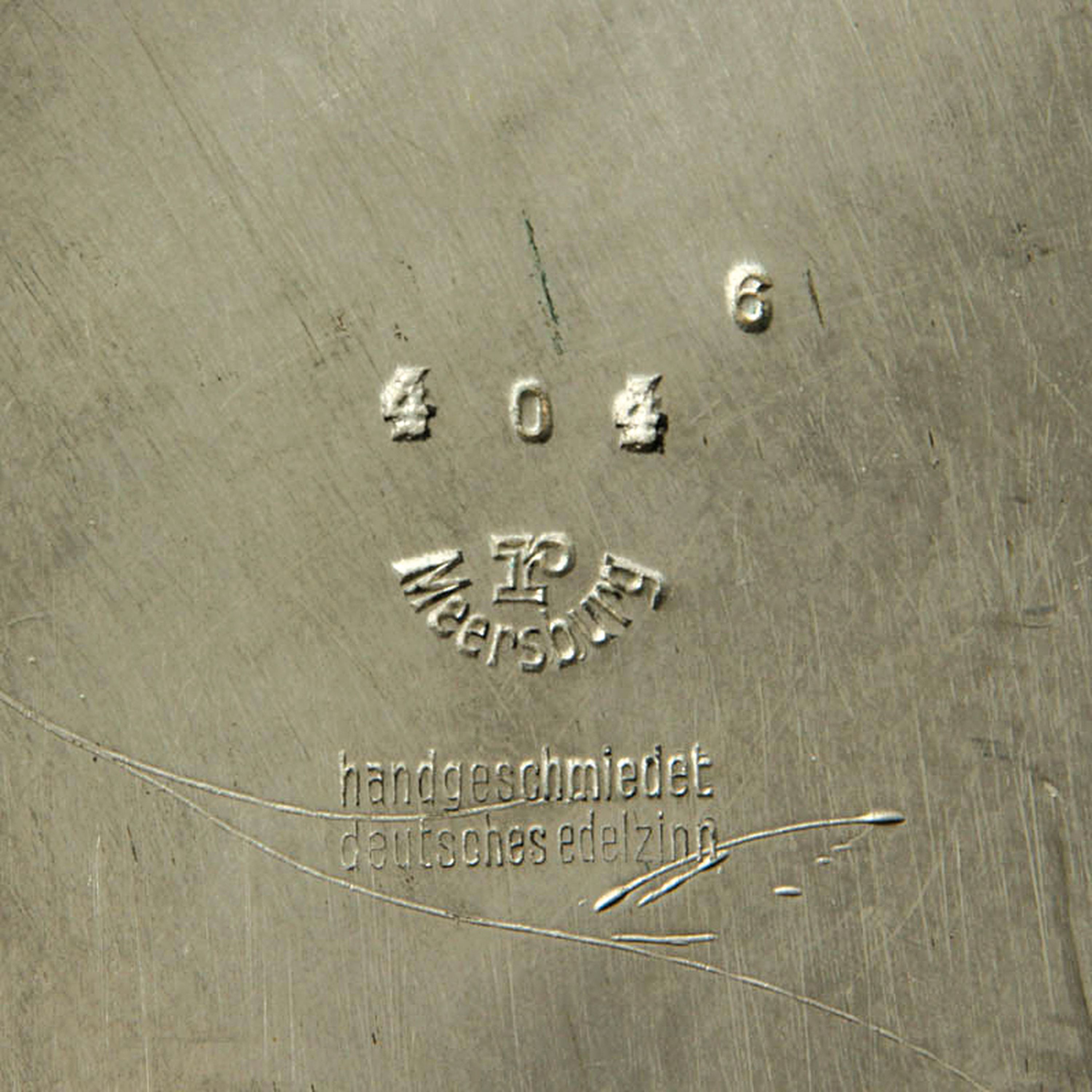 Detail f: Bowlekanne mit Deckel und Schöpfkelle, Karl Raichle Meersburg, um 1935, Zinn in Treibarbeit, Bodenmarke, H. ca. 22cm, L. der Kelle ca. 29cm