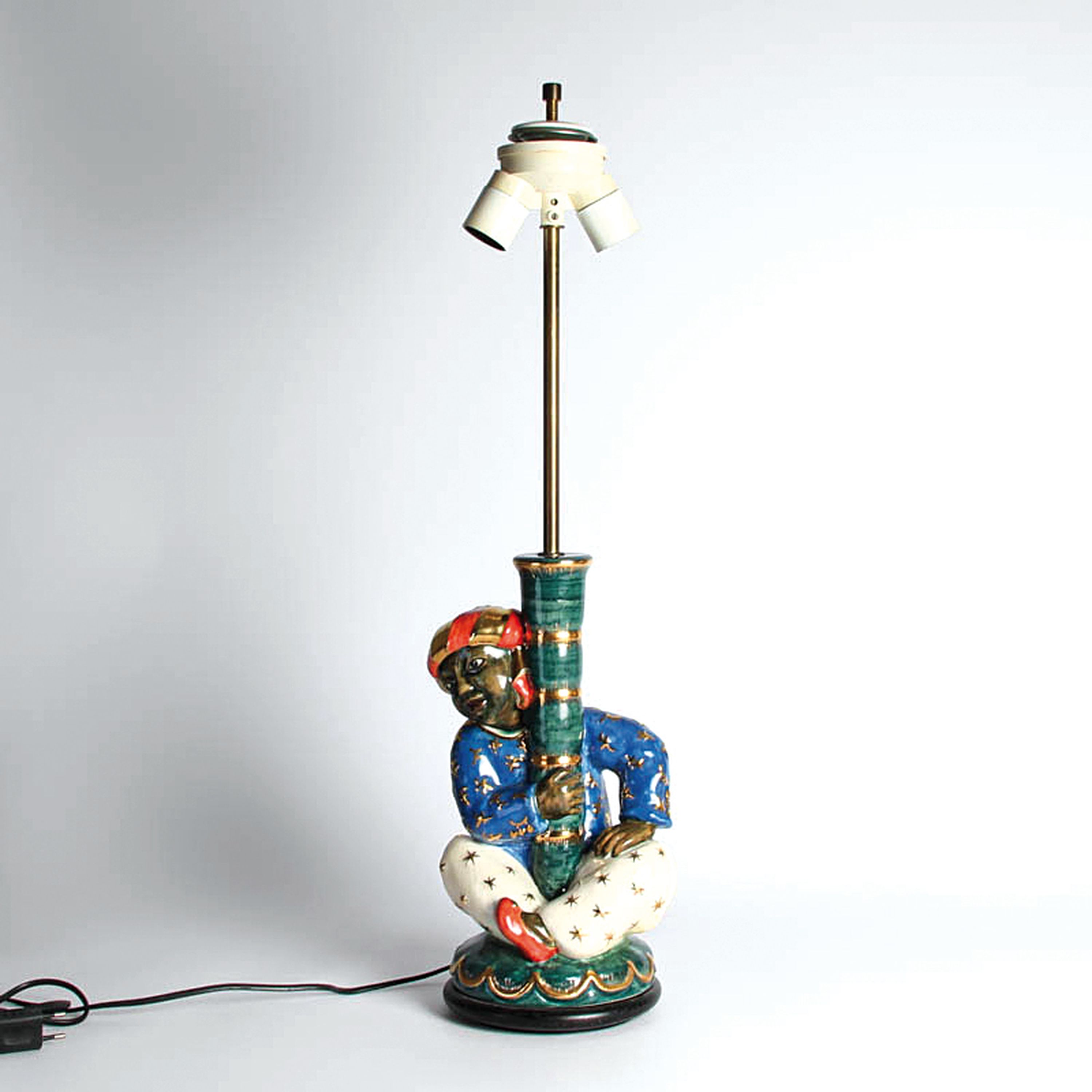 Tischlampe, Karlsruher Majolika, 1920er Jahre, Enwurf Richard Klein, Modellnr. 1710,vollplastische Figur eines Orientalen, einen Palmenstamm ...