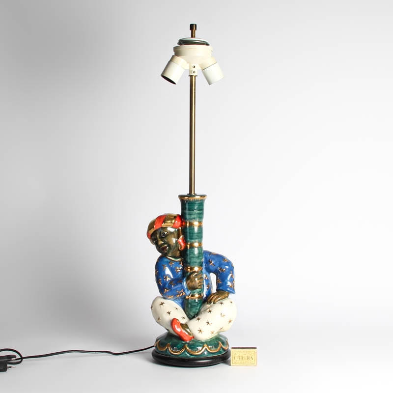 Detail a: Tischlampe, Karlsruher Majolika, 1920er Jahre, Enwurf Richard Klein, Modellnr. 1710,vollplastische Figur eines Orientalen, einen Palmenstamm ...