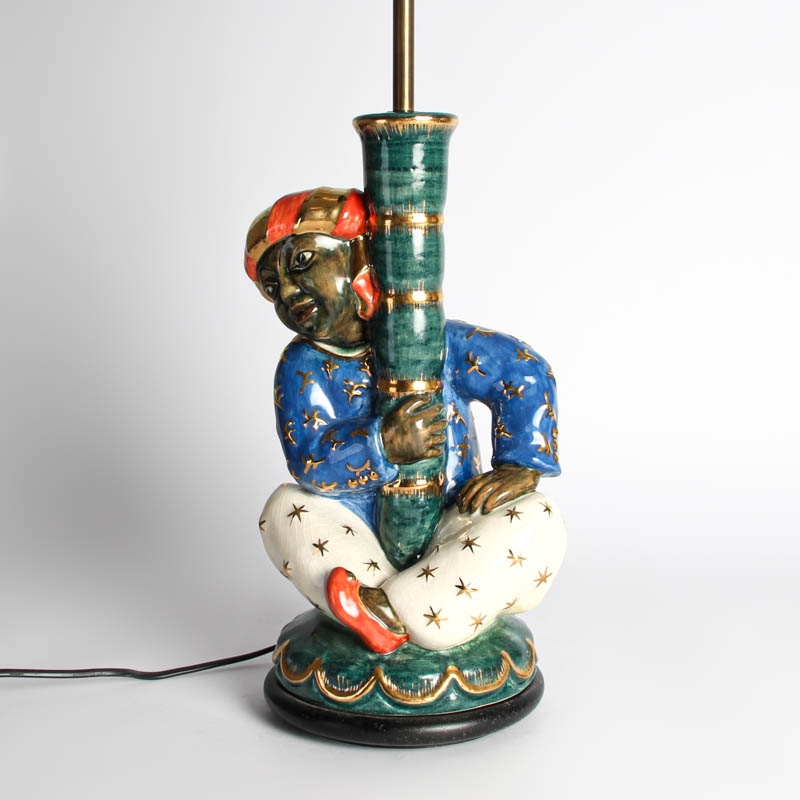 Detail b: Tischlampe, Karlsruher Majolika, 1920er Jahre, Enwurf Richard Klein, Modellnr. 1710,vollplastische Figur eines Orientalen, einen Palmenstamm ...