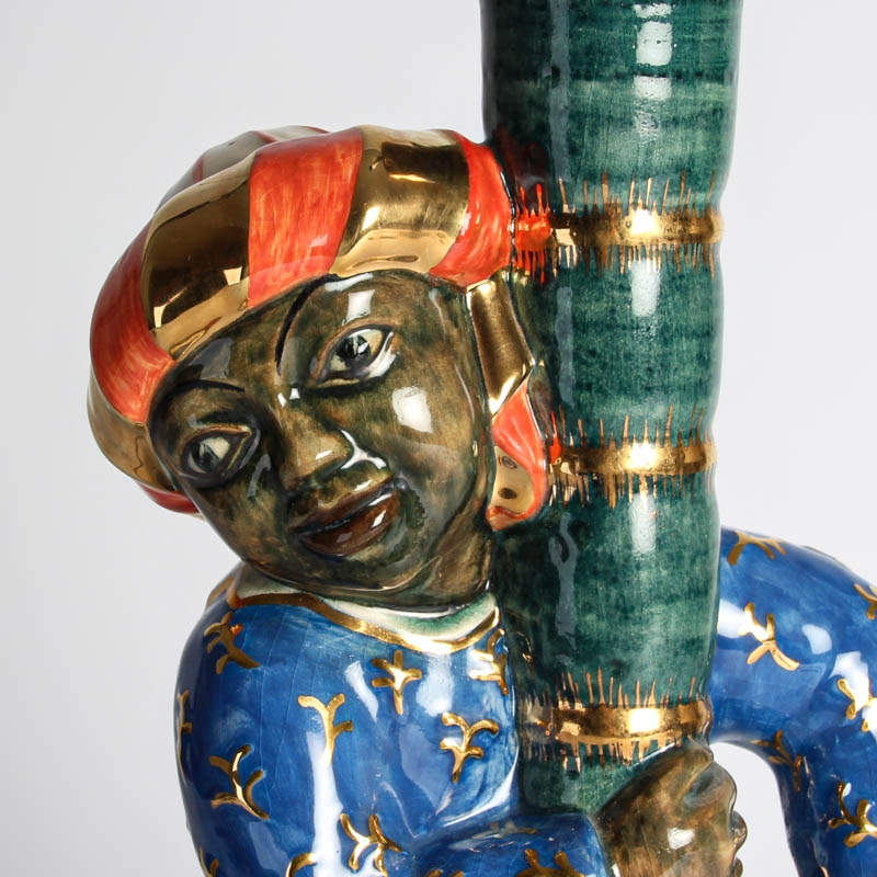 Detail c: Tischlampe, Karlsruher Majolika, 1920er Jahre, Enwurf Richard Klein, Modellnr. 1710,vollplastische Figur eines Orientalen, einen Palmenstamm ...