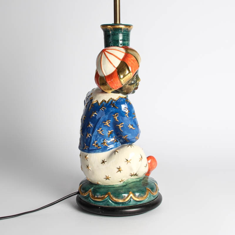 Detail d: Tischlampe, Karlsruher Majolika, 1920er Jahre, Enwurf Richard Klein, Modellnr. 1710,vollplastische Figur eines Orientalen, einen Palmenstamm ...