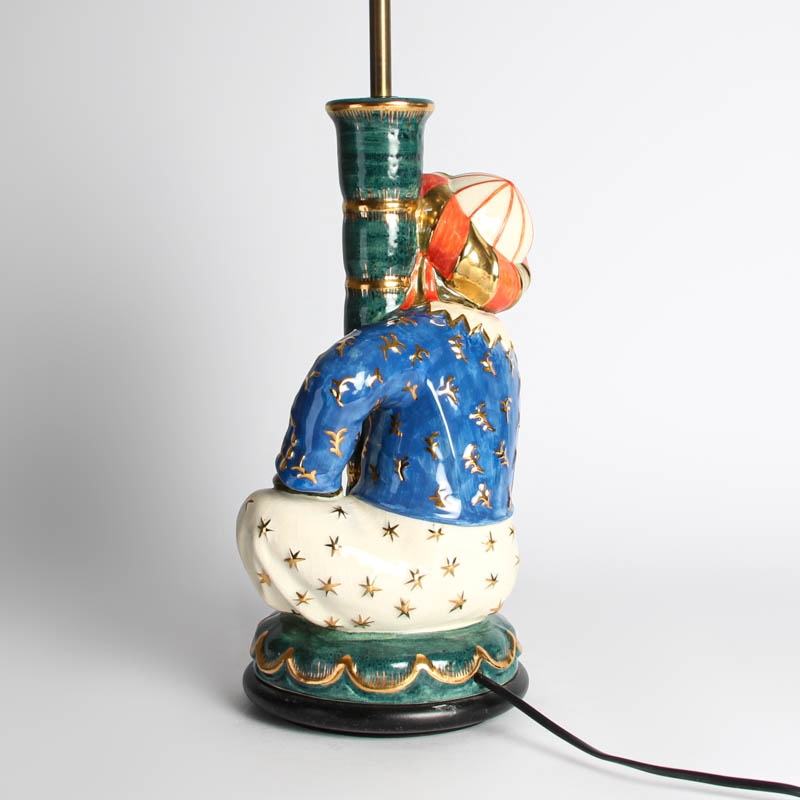 Detail e: Tischlampe, Karlsruher Majolika, 1920er Jahre, Enwurf Richard Klein, Modellnr. 1710,vollplastische Figur eines Orientalen, einen Palmenstamm ...