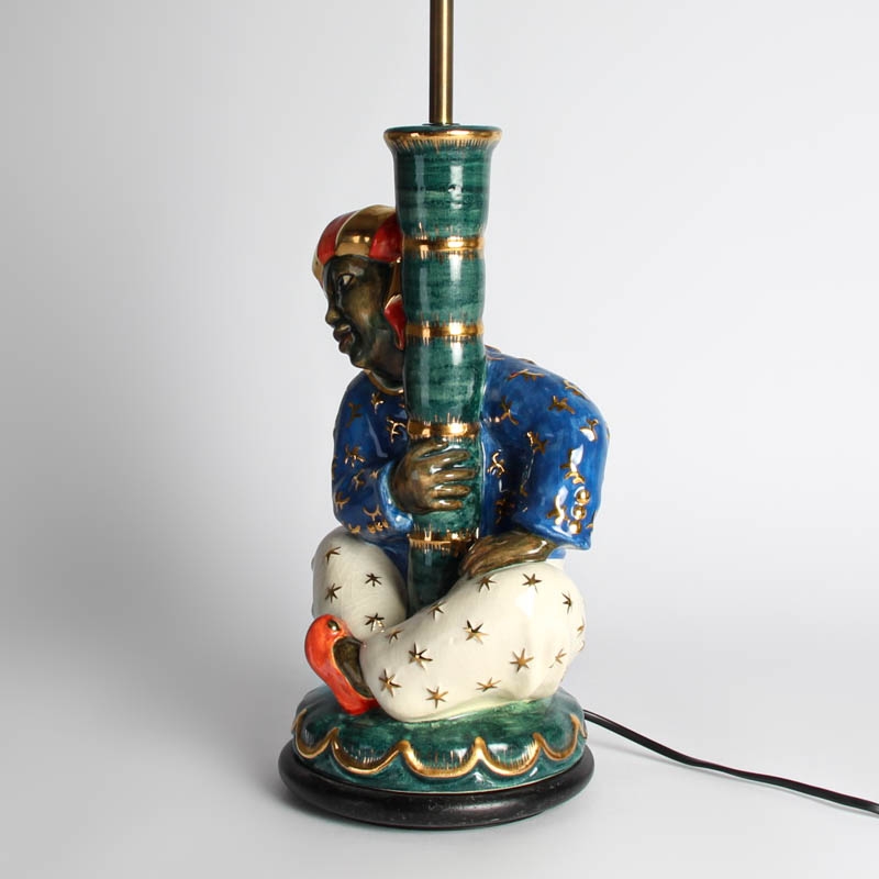 Detail f: Tischlampe, Karlsruher Majolika, 1920er Jahre, Enwurf Richard Klein, Modellnr. 1710,vollplastische Figur eines Orientalen, einen Palmenstamm ...