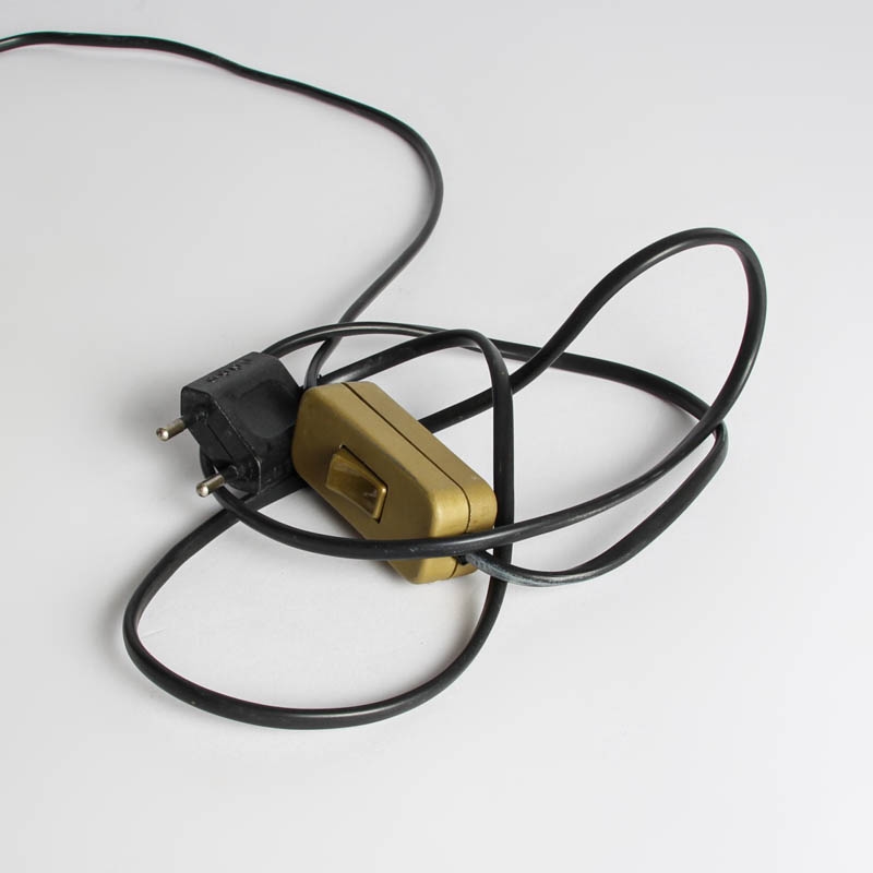 Detail j: Tischlampe, Karlsruher Majolika, 1920er Jahre, Enwurf Richard Klein, Modellnr. 1710,vollplastische Figur eines Orientalen, einen Palmenstamm ...