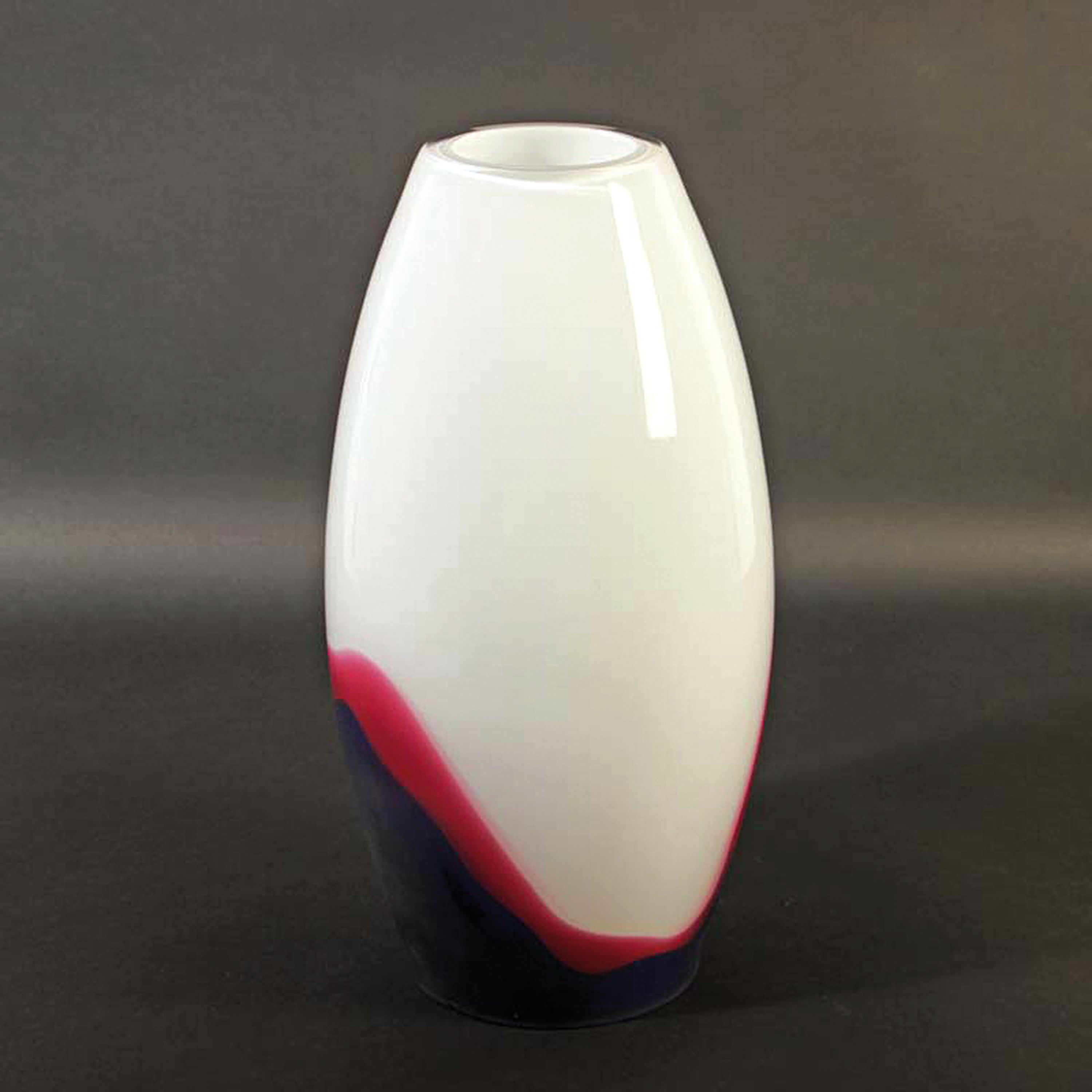 Große Vase, Murano Italien, Entwurf Roche Bobois, mundgeblasenes farbloses Glas mit opak-weissem Innenüberfang, fleckige Einschmelzungen in rot und ...
