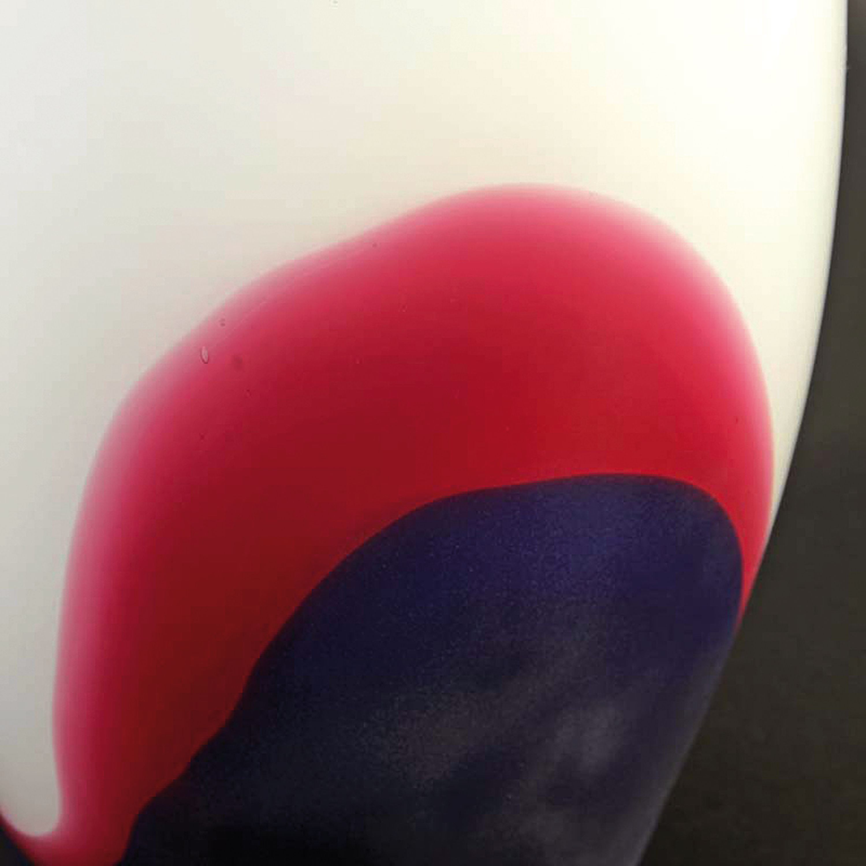 Detail c: Große Vase, Murano Italien, Entwurf Roche Bobois, mundgeblasenes farbloses Glas mit opak-weissem Innenüberfang, fleckige Einschmelzungen in rot und ...