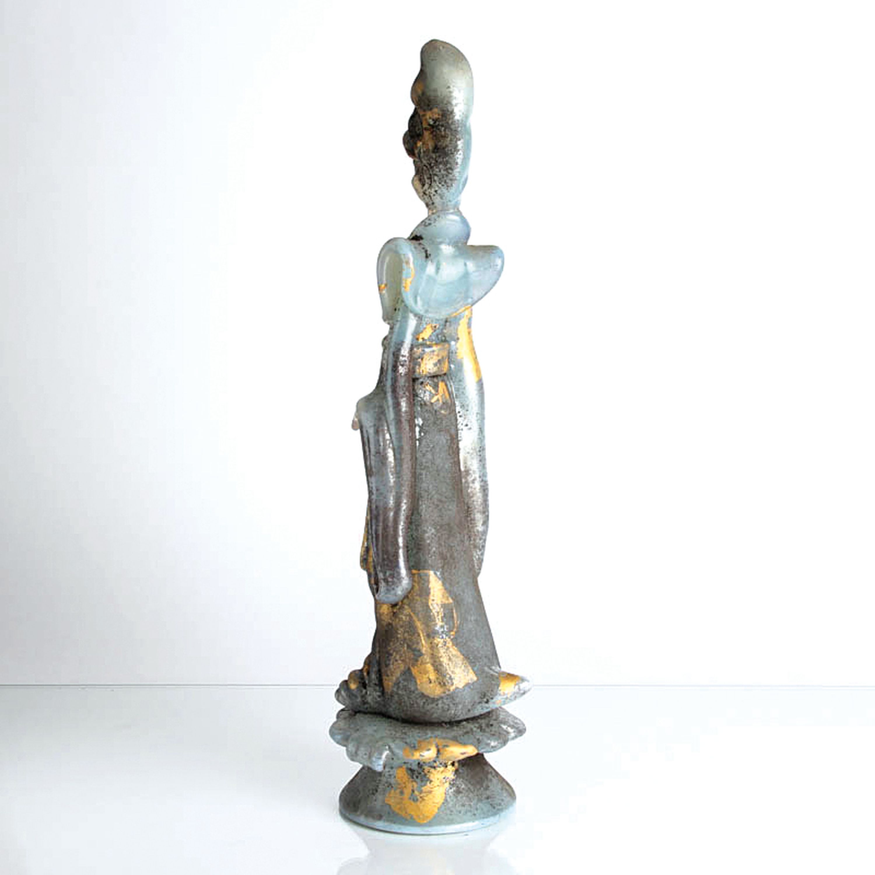 Detail b: Glasskulptur, Ermanno Nason für Cenedese, Murano, 1963-1972, Chinesin, Opalglas mit Goldflittereinschmelzungen und Aschepatina, H. ca 44cm