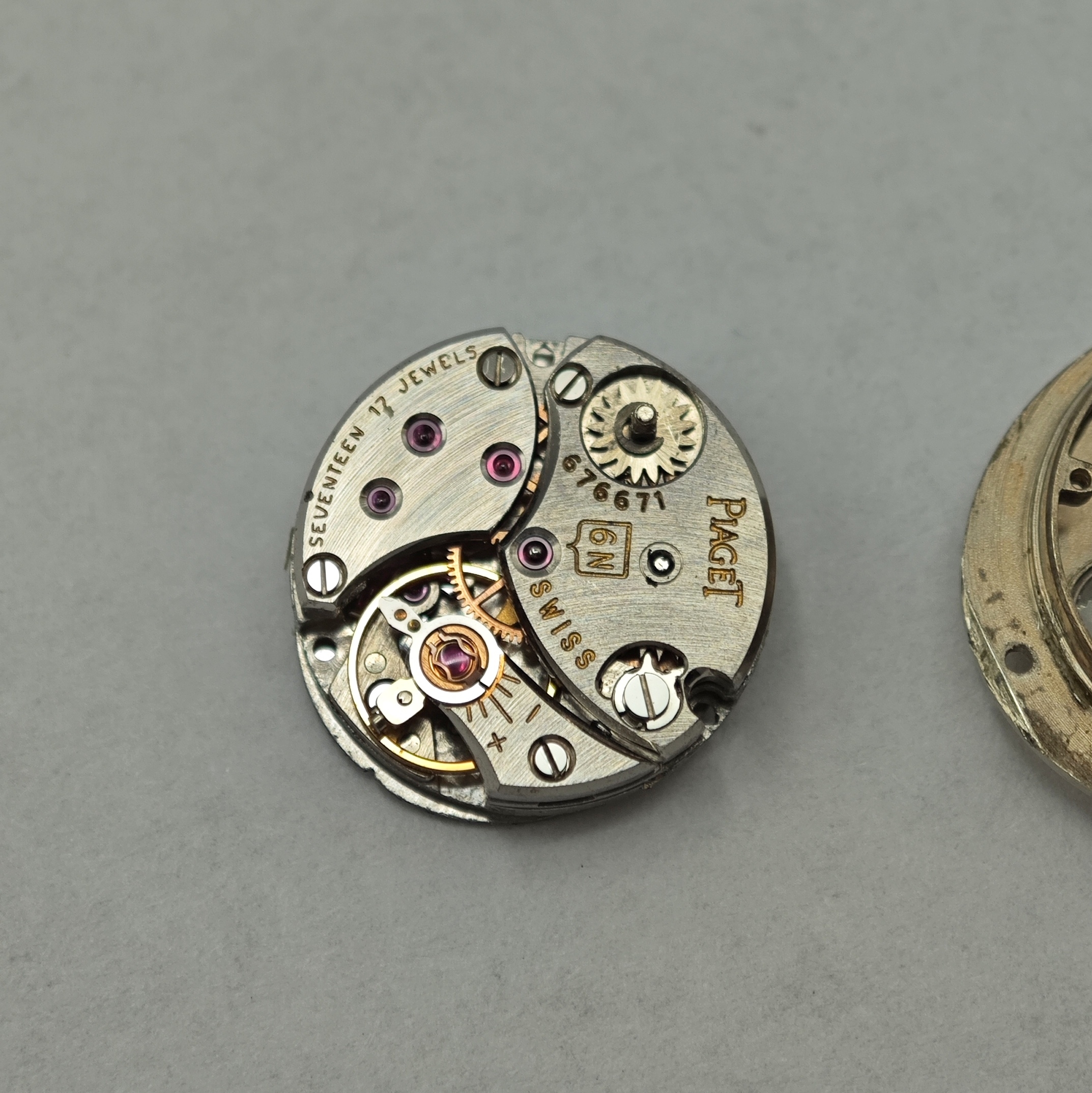 Detail d: PIAGET Backwinder Damenarmbanduhr in WG 750/000 mit Diamanten Referenz 3766 A 6, Schweiz um 1960, Handaufzug, orig. Goldband, Lünette aufw. m. ...